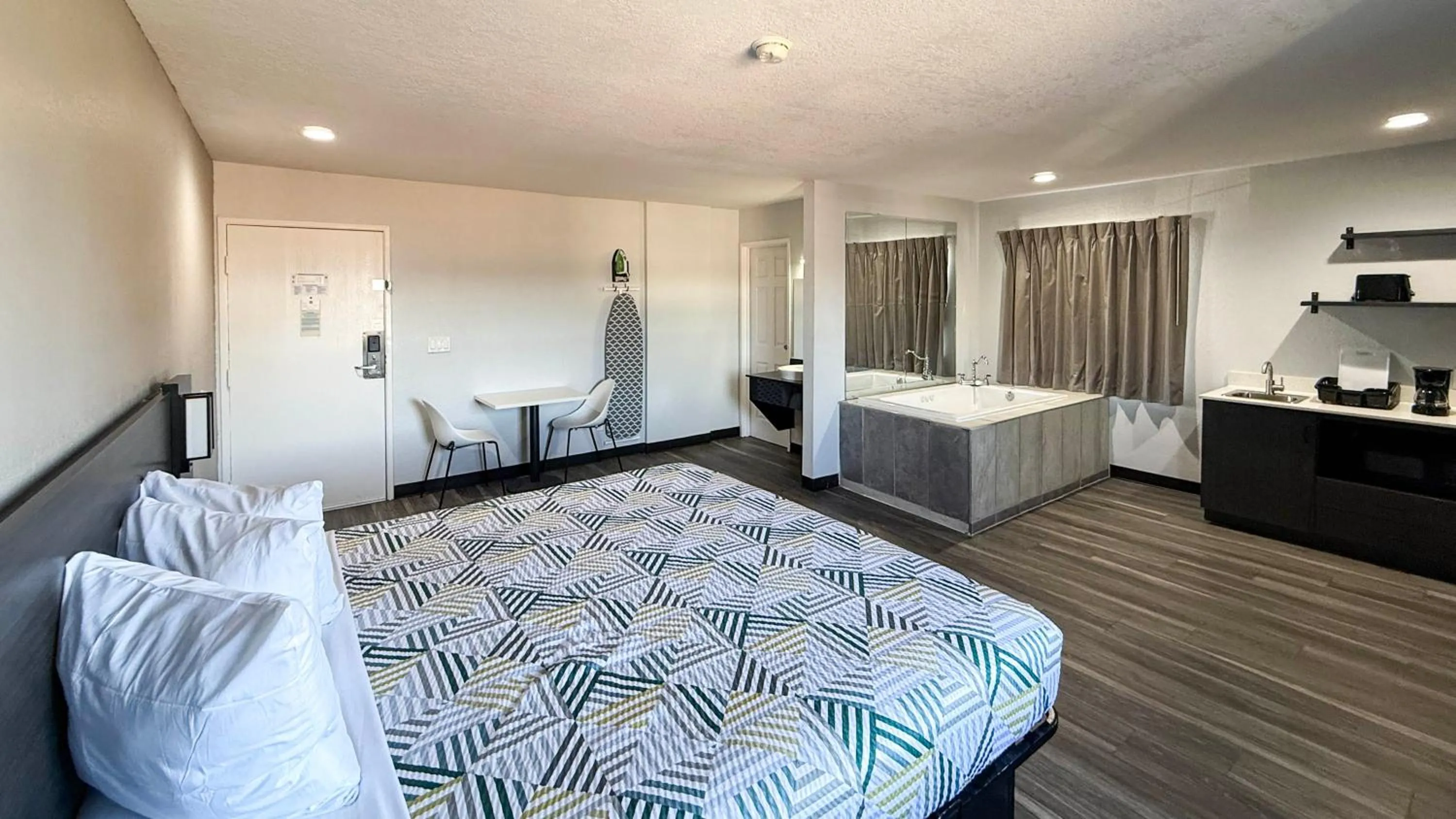 Bedroom, Bed in Studio 6 Little Rock AR South