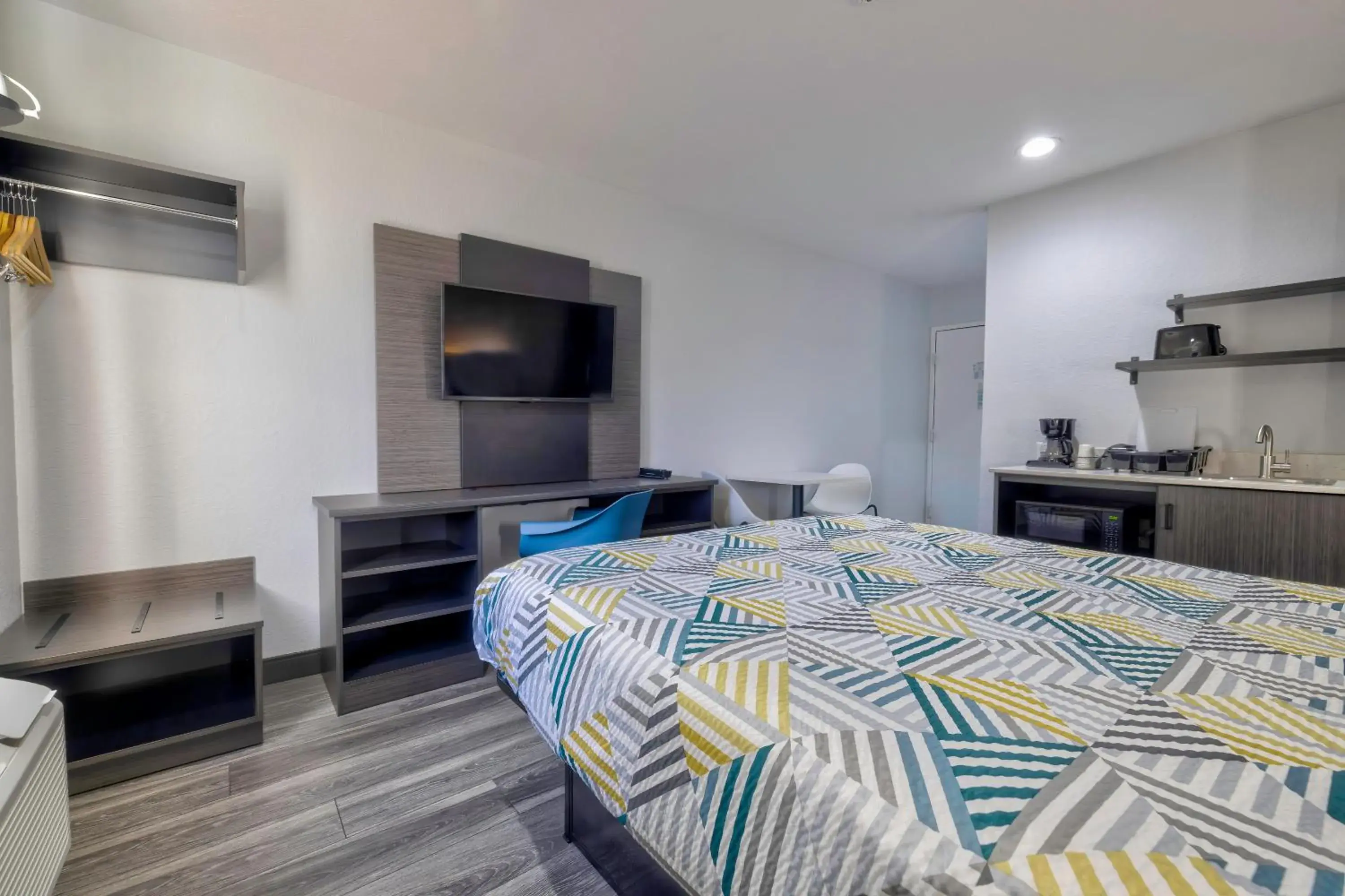 Deluxe King Room - Non-Smoking in Studio 6 Little Rock AR South Deluxe King Room - Non-Smoking in Studio 6 Little Rock AR South