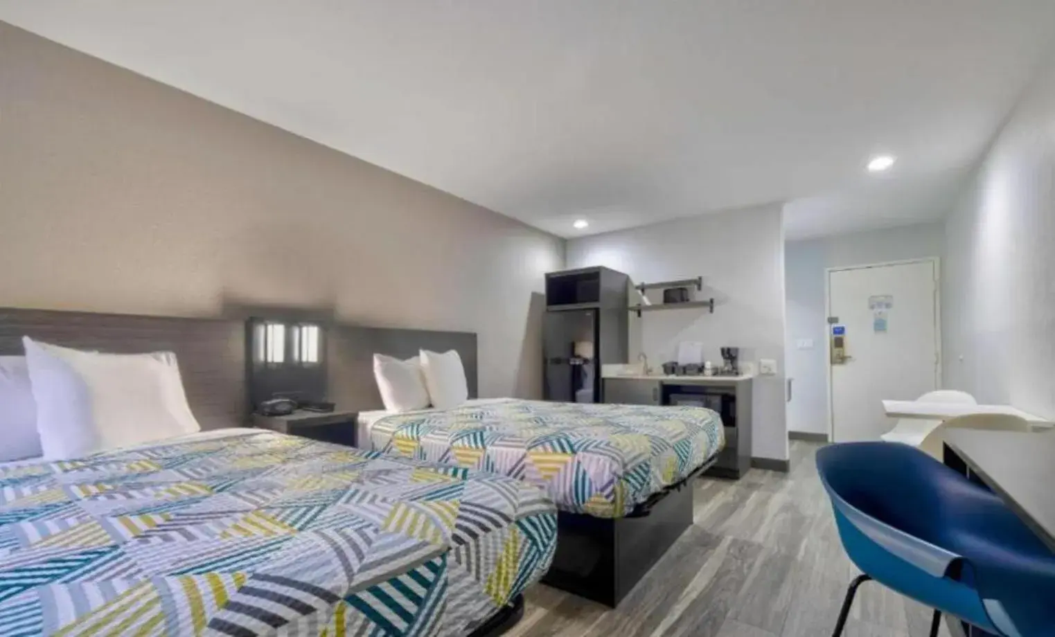 Deluxe Quadruple Room - Non-Smoking in Studio 6 Little Rock AR South Deluxe Quadruple Room - Non-Smoking in Studio 6 Little Rock AR South