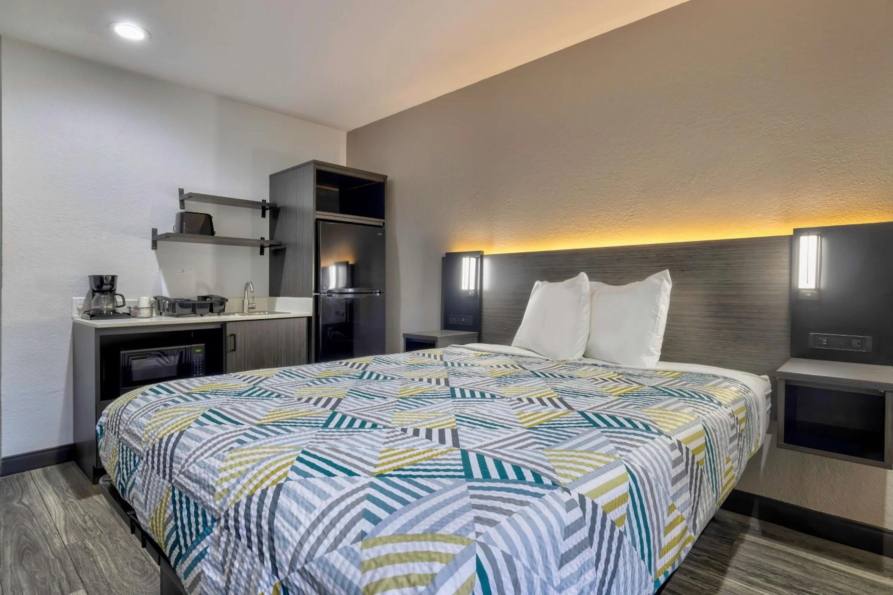 Bedroom, Bed in Studio 6 Little Rock AR South