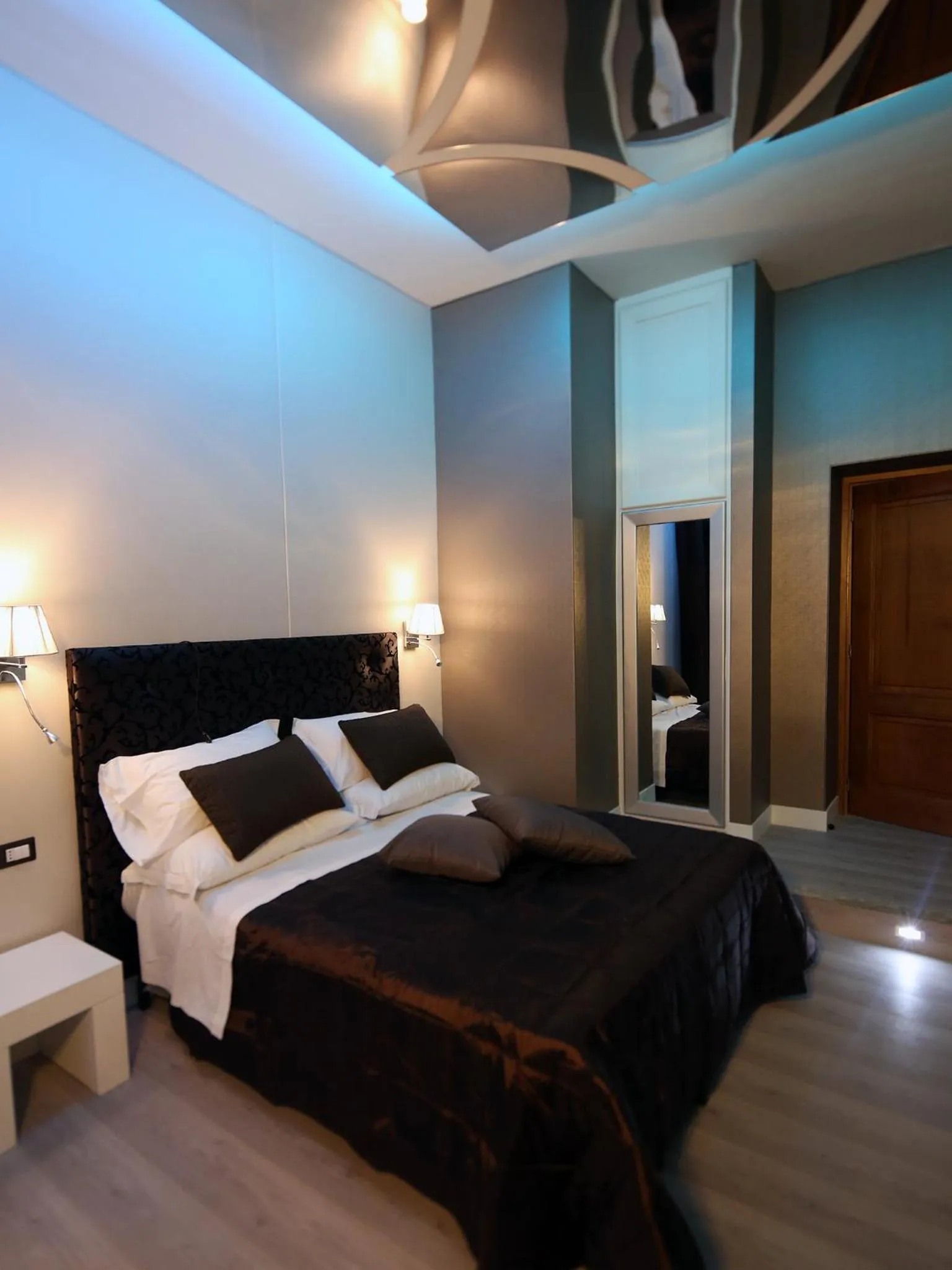 Photo of the whole room, Bed in Piccolo di Piazza di Spagna Suites