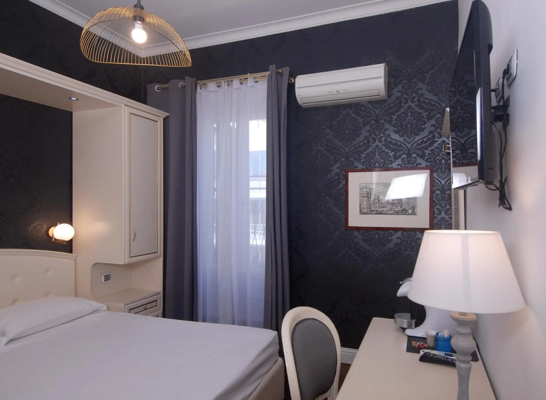 Bed in Piccolo di Piazza di Spagna Suites