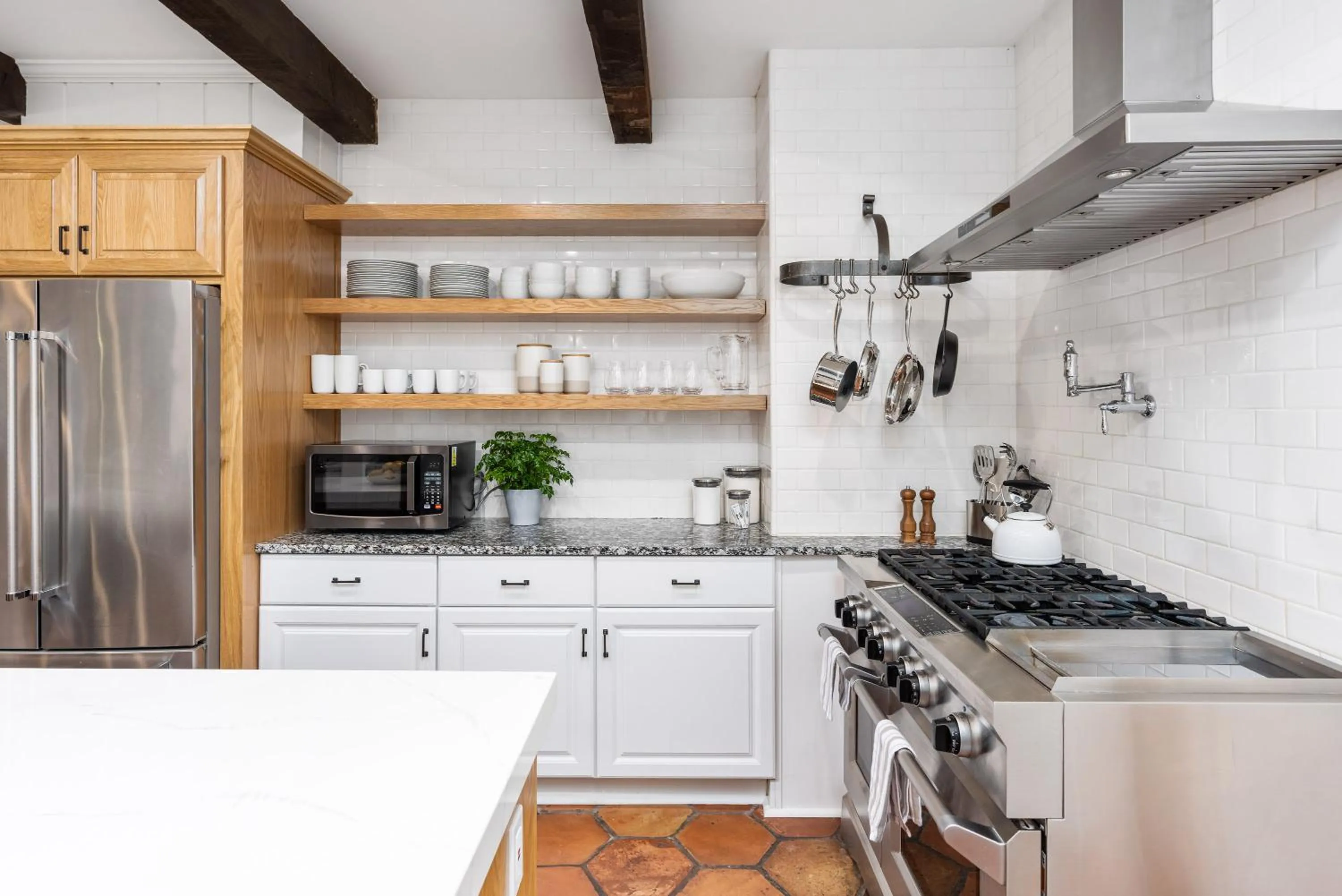 Kitchen or kitchenette in Grape Escape Inn & Suites