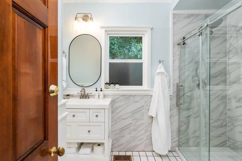 Shower in Grape Escape Inn & Suites