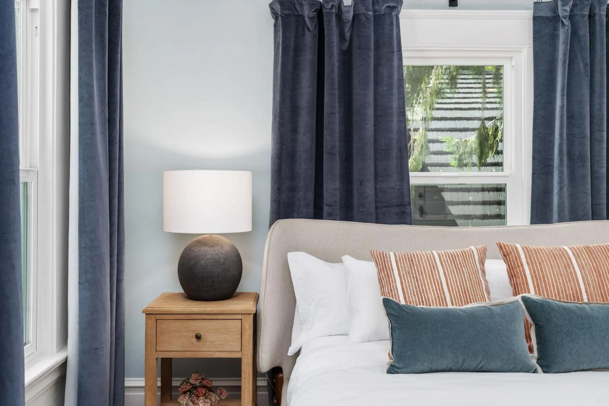 Bed in Grape Escape Inn & Suites