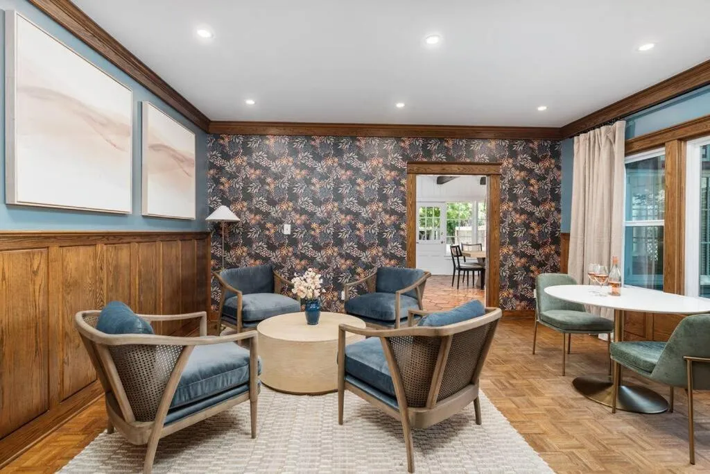 Seating area in Grape Escape Inn & Suites