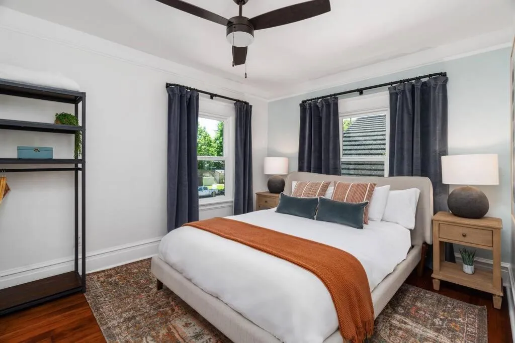 Bed in Grape Escape Inn & Suites