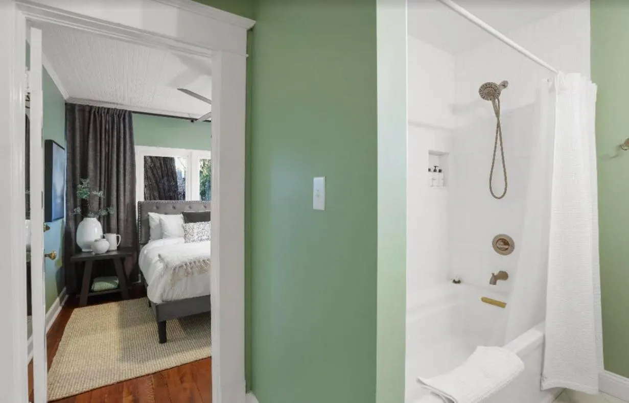 Bathroom, Bed in Grape Escape Inn & Suites