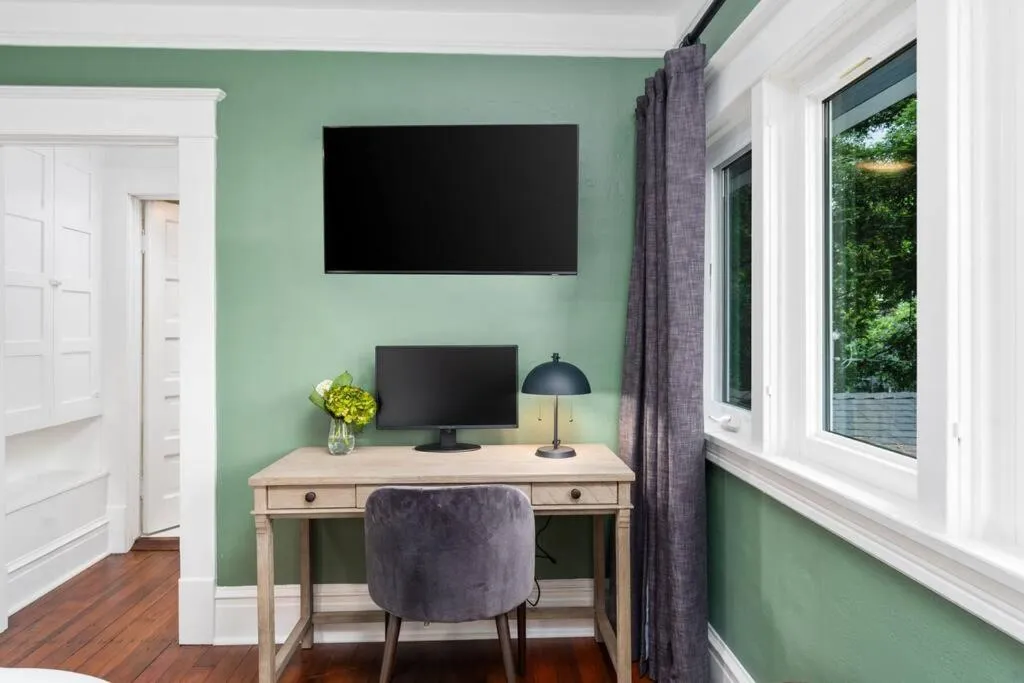 TV and multimedia in Grape Escape Inn & Suites