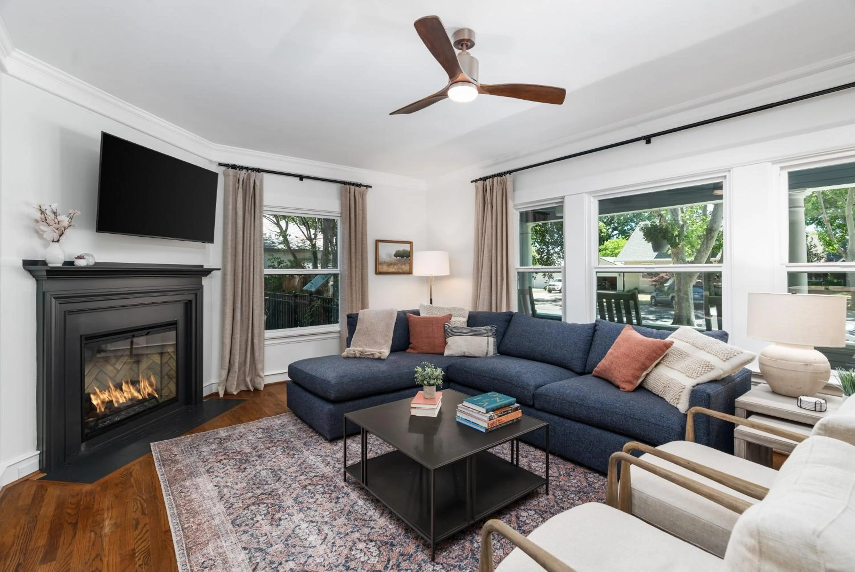 Communal lounge/ TV room in Grape Escape Inn & Suites