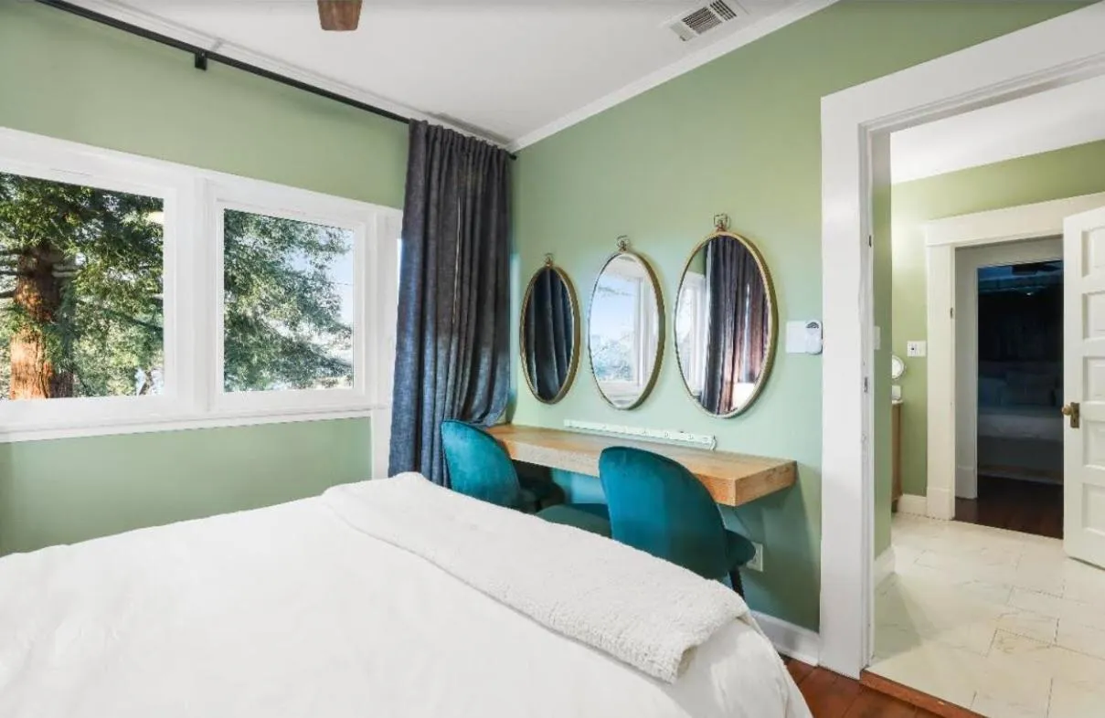 Bedroom, Bed in Grape Escape Inn & Suites