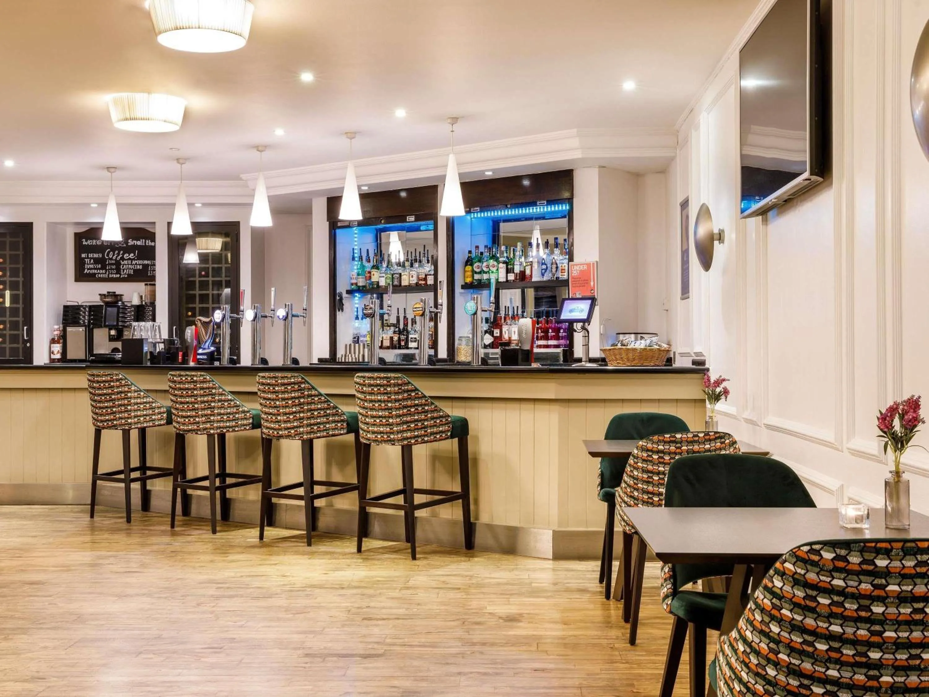 Lounge or bar in Mercure Telford Centre Hotel