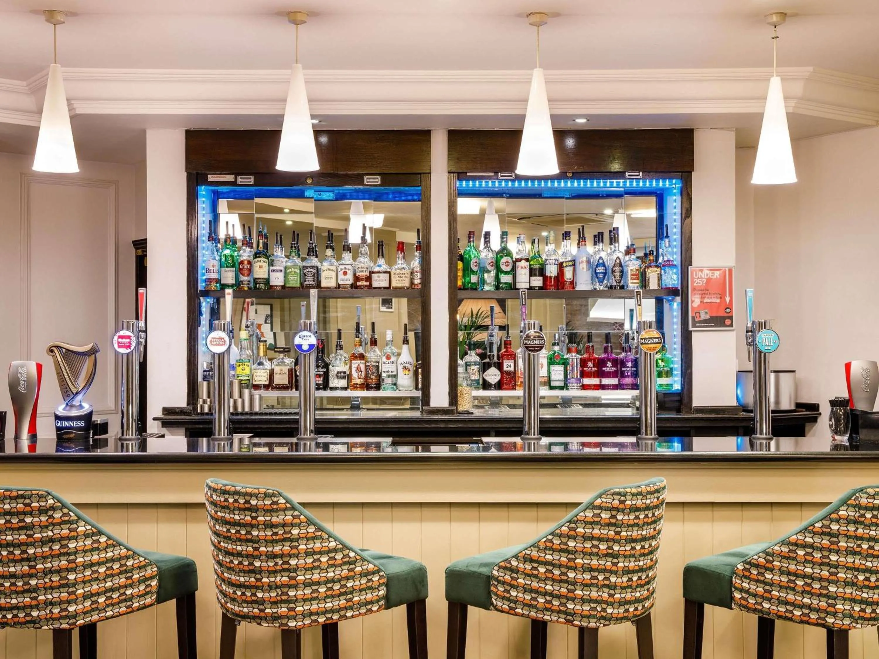 Lounge or bar in Mercure Telford Centre Hotel