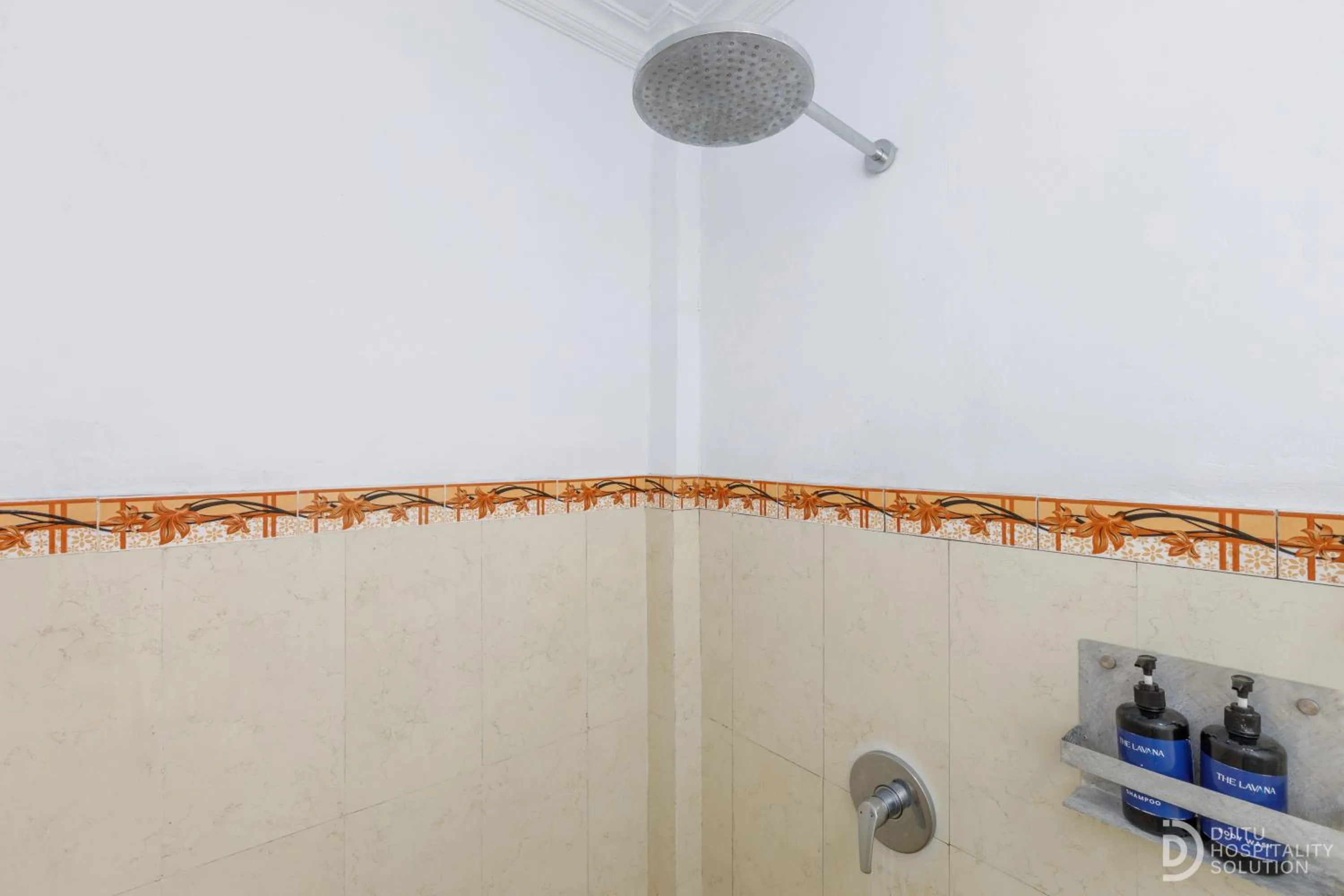 Shower in Tinggian Hill Retreat