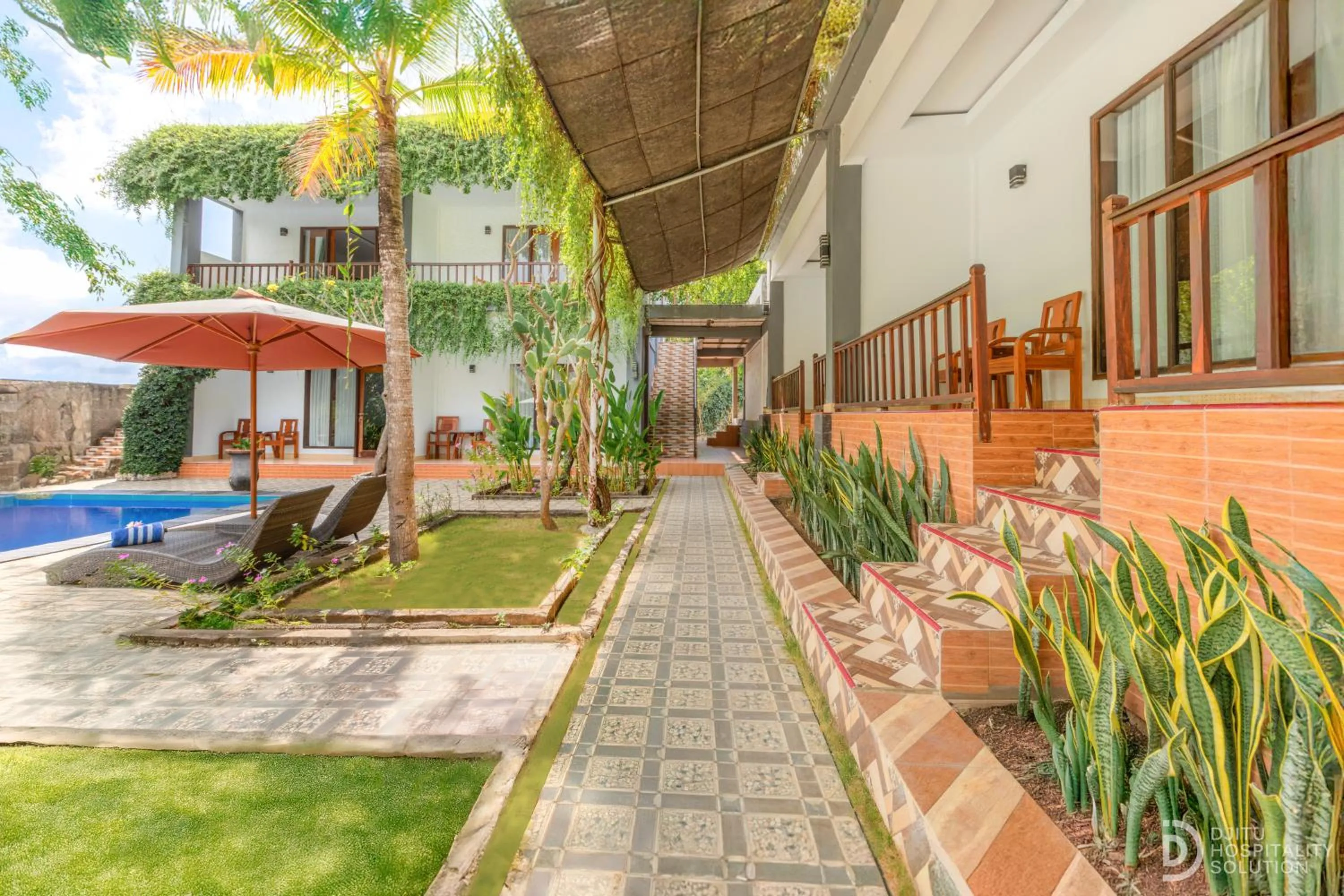 Property building in Tinggian Hill Retreat