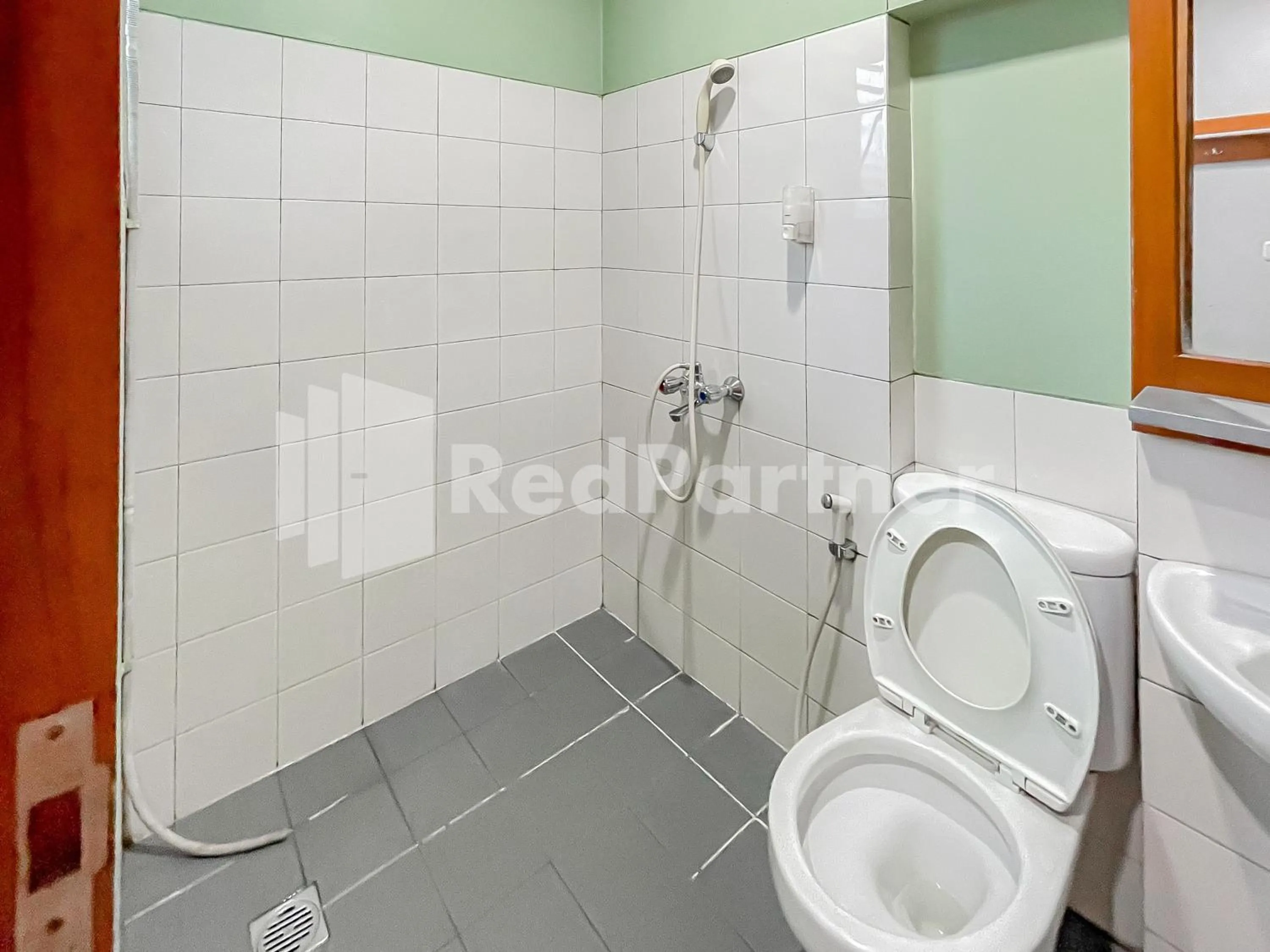 Bathroom in Sang Surya GuestHouse Syariah Near RS Hasan Sadikin Mitra RedDoorz