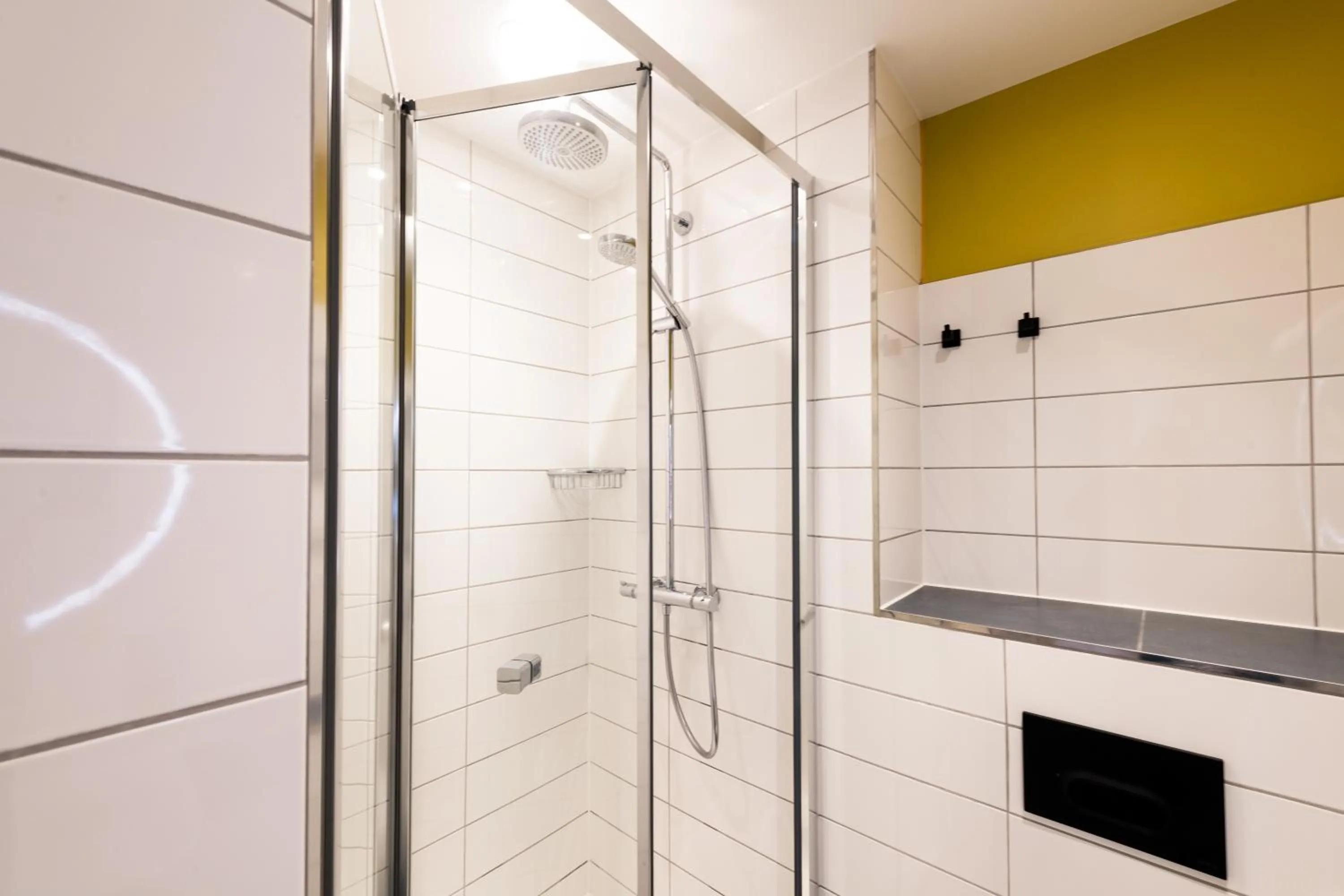 Shower in Byron Hotel