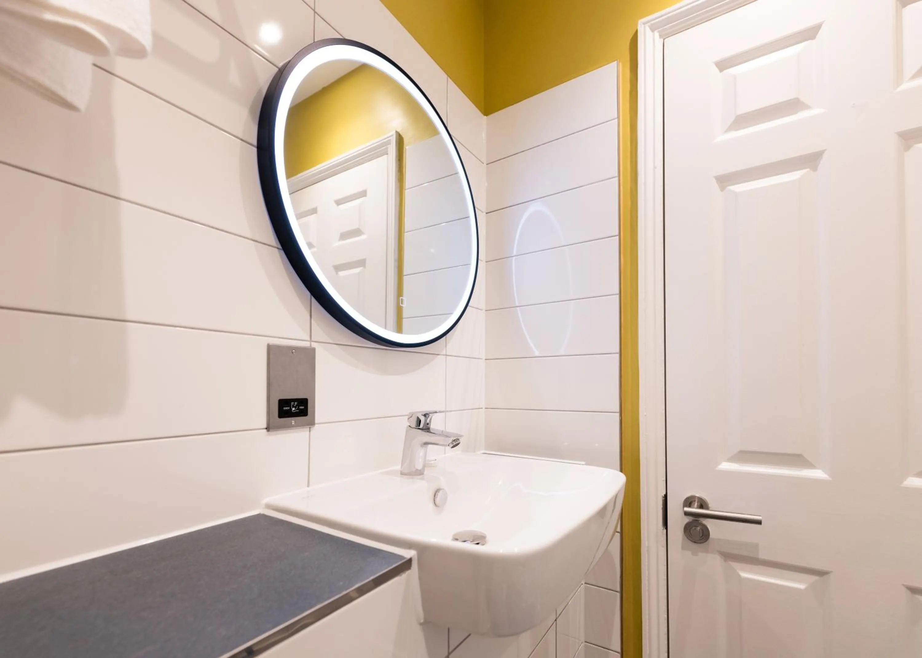 Shower in Byron Hotel