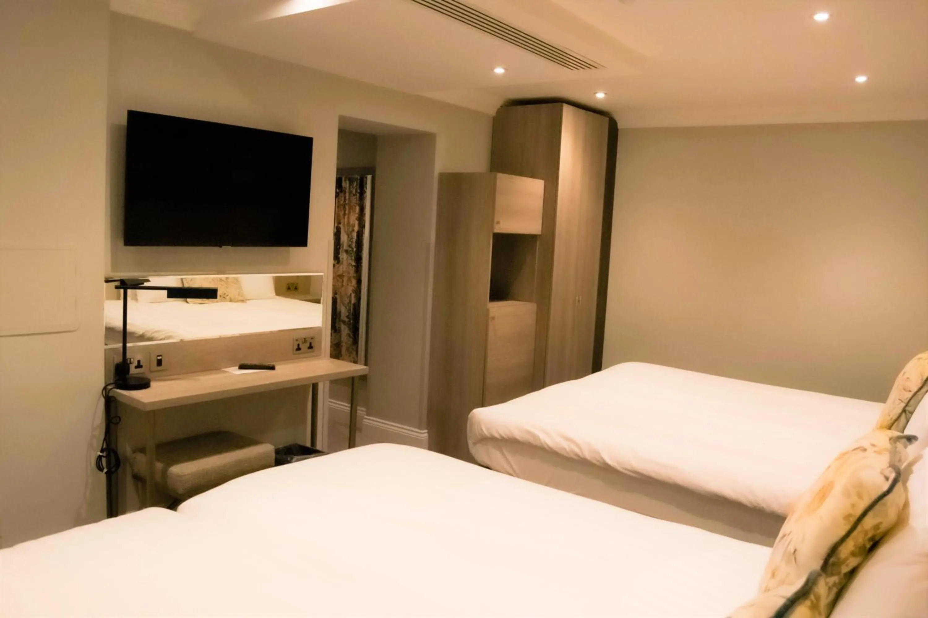 Bedroom, Bed in Byron Hotel