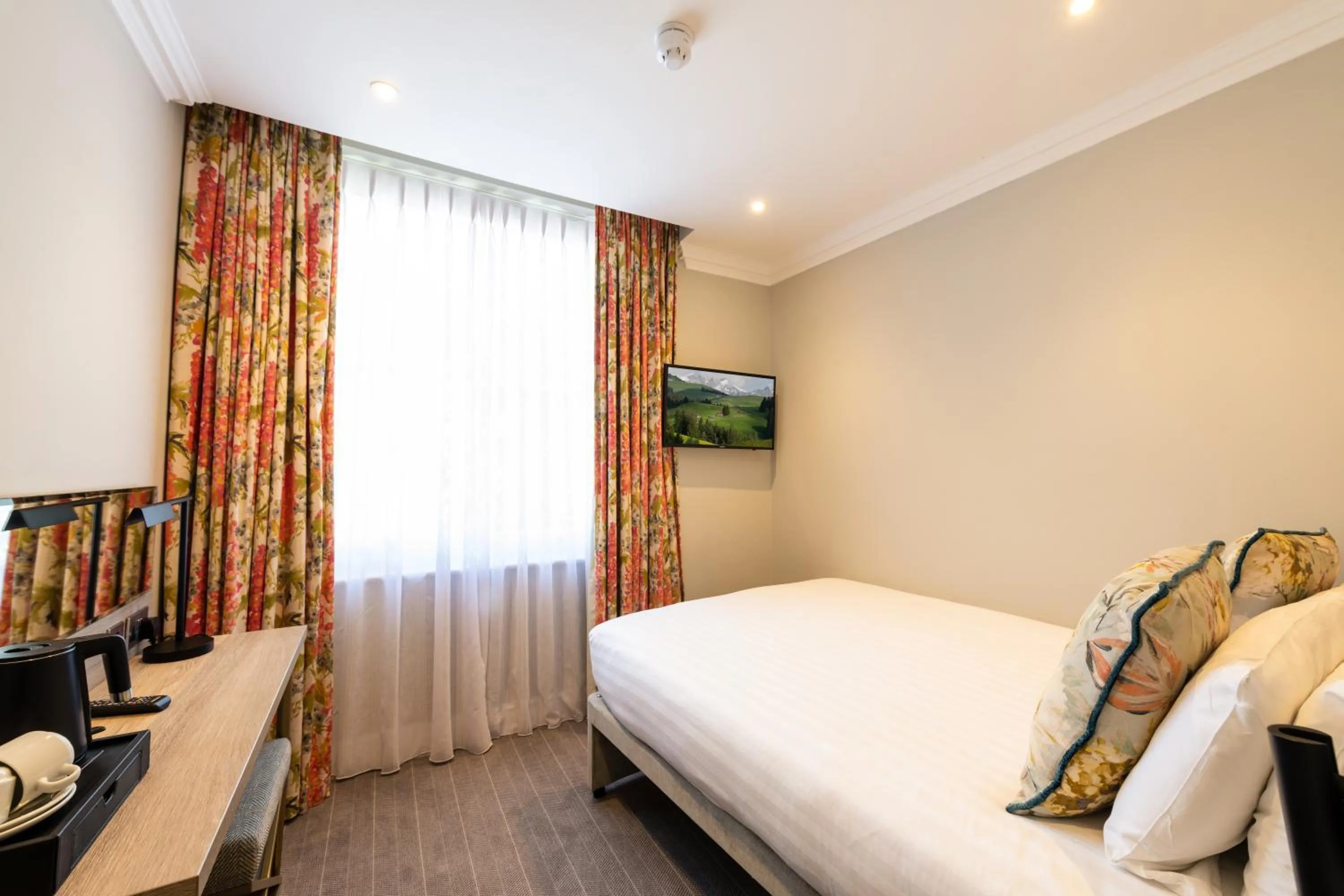 Bedroom, Bed in Byron Hotel