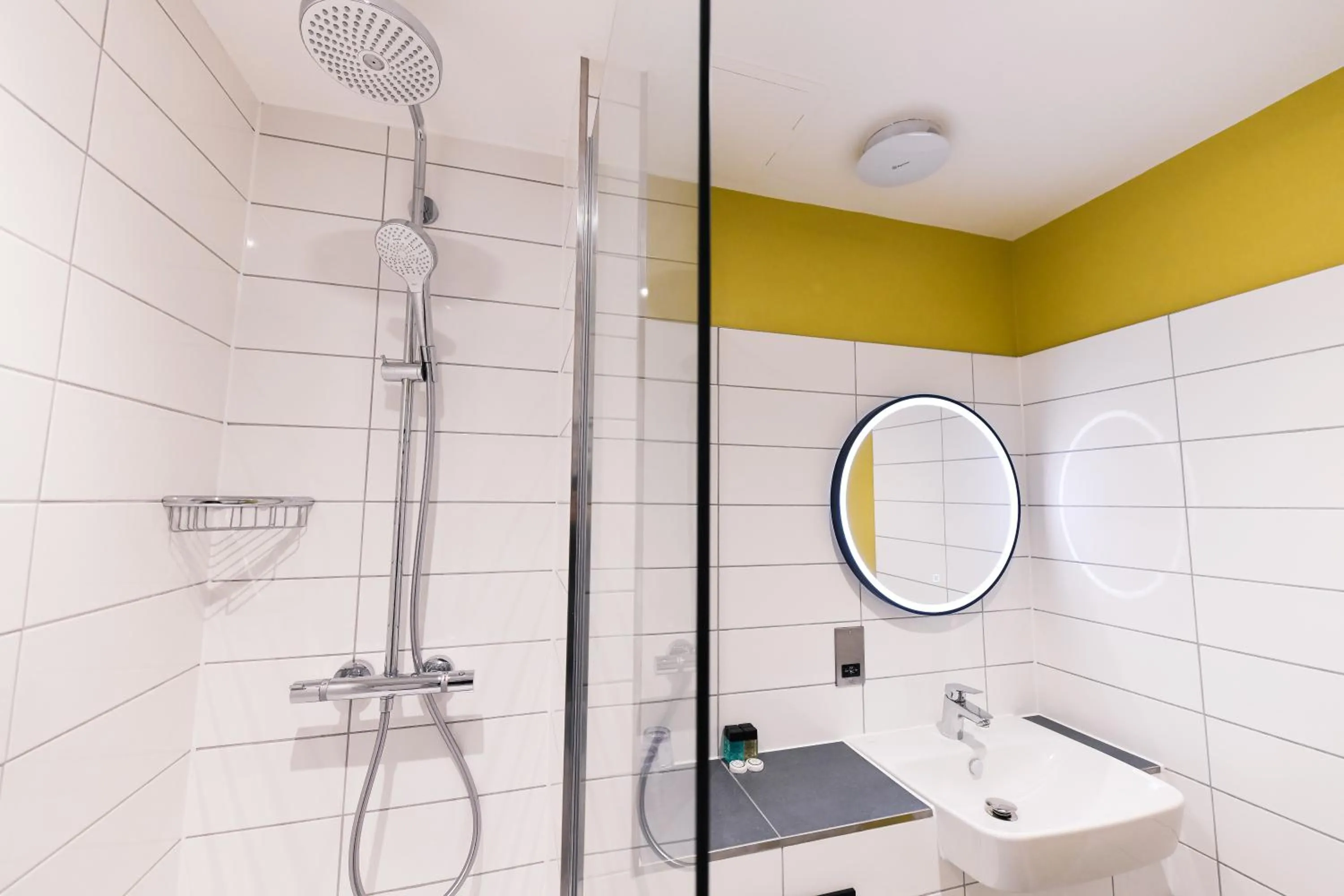 Shower in Byron Hotel