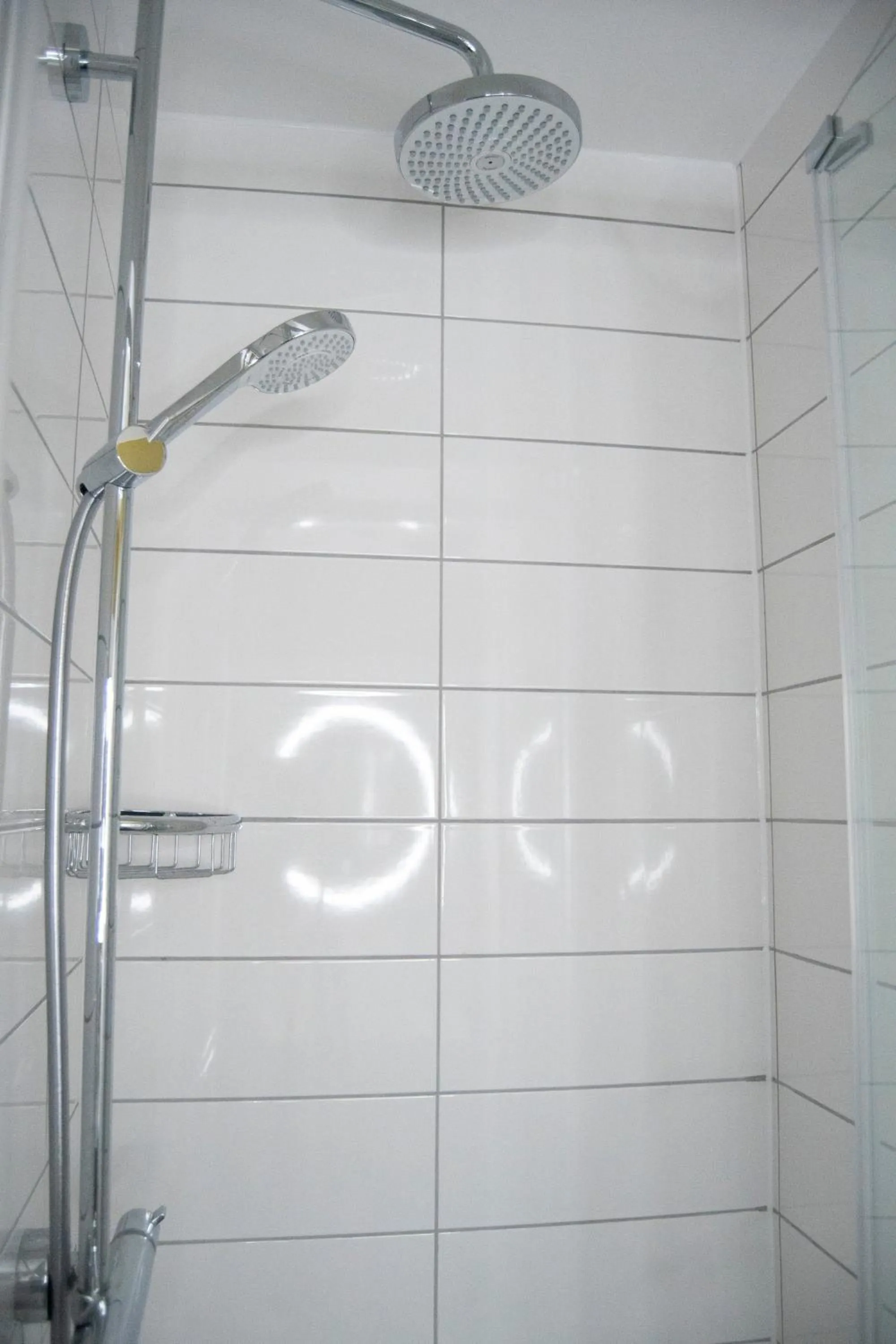 Shower in Byron Hotel