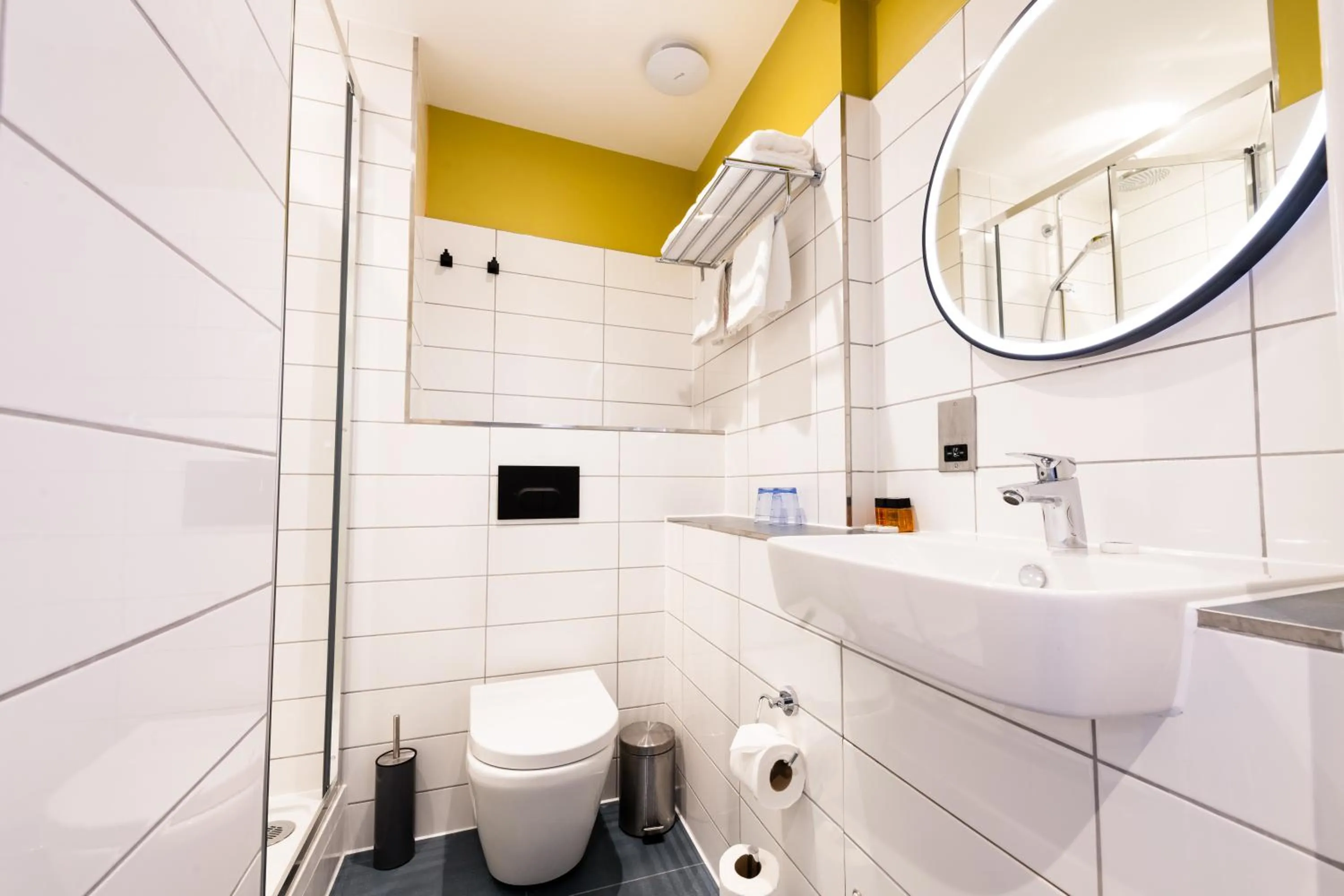 Shower in Byron Hotel