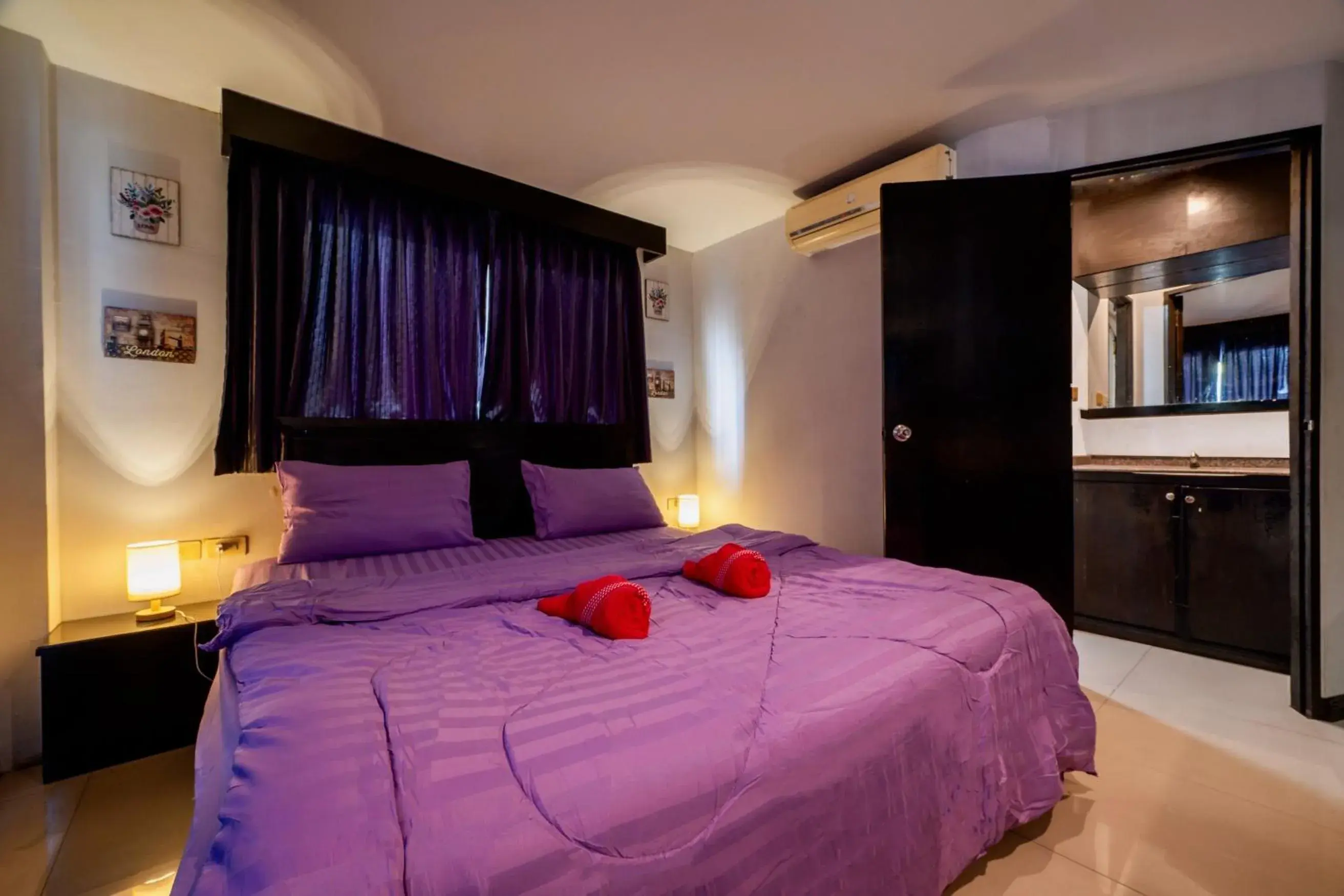 Deluxe Double Room in Abunawas Merry Inn at Walking Street Deluxe Double Room in Abunawas Merry Inn at Walking Street