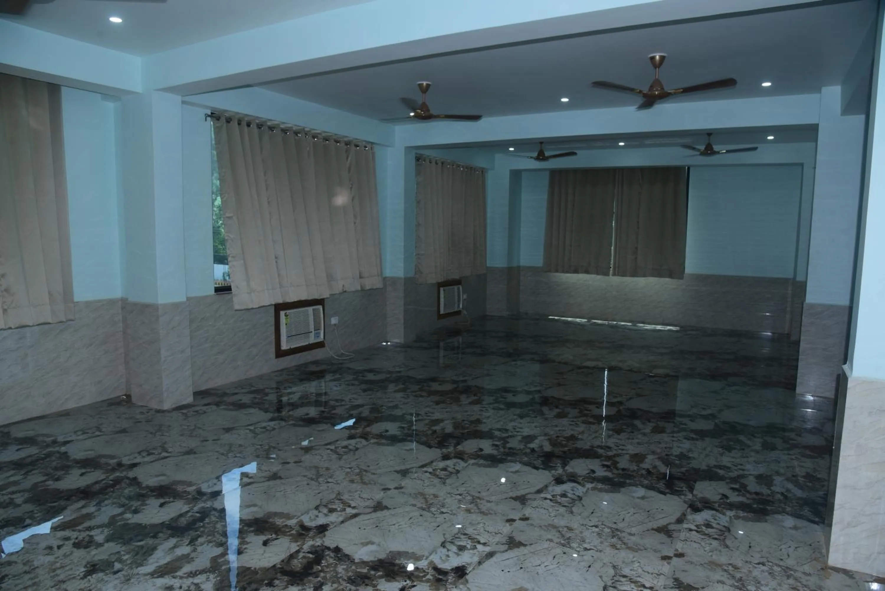 Business facilities in Hotel Gridhakuta International