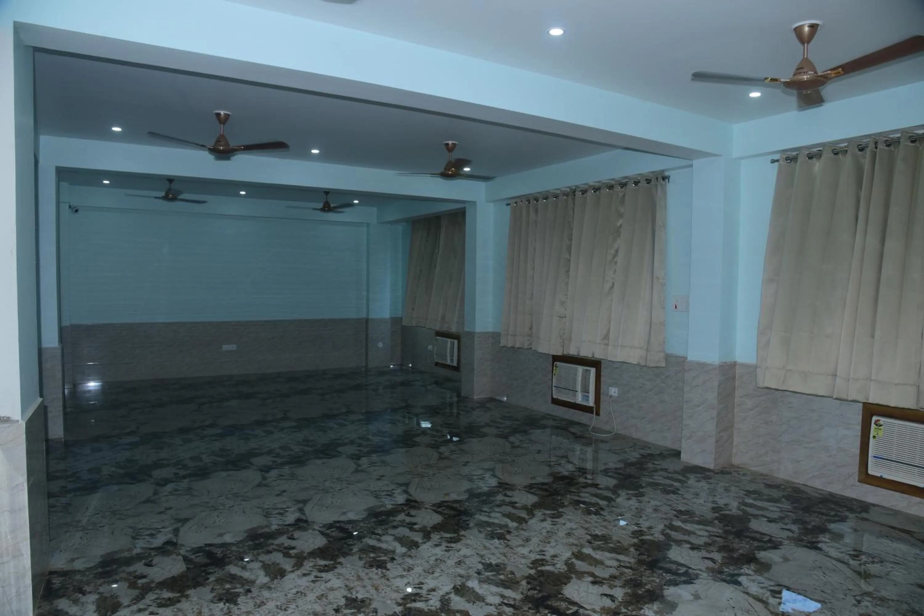 Business facilities in Hotel Gridhakuta International