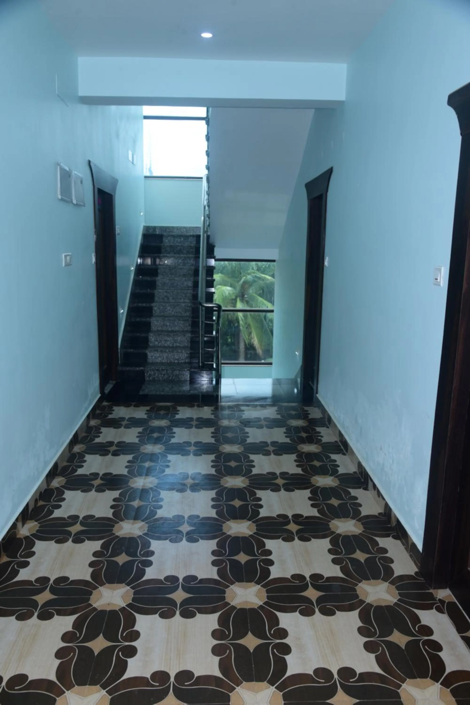 trouser press in Hotel Gridhakuta International