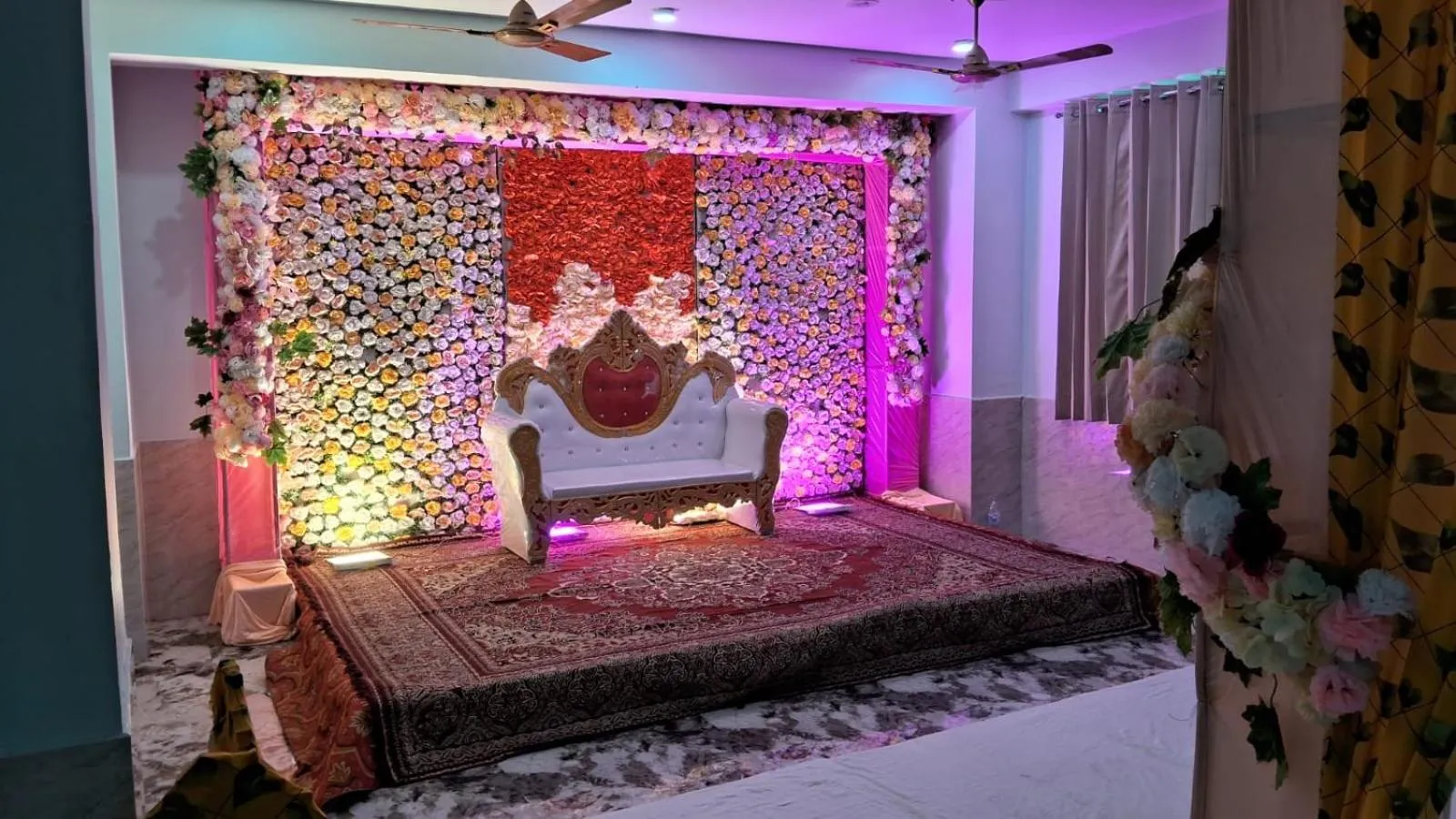 Banquet/Function facilities, Bed in Hotel Gridhakuta International