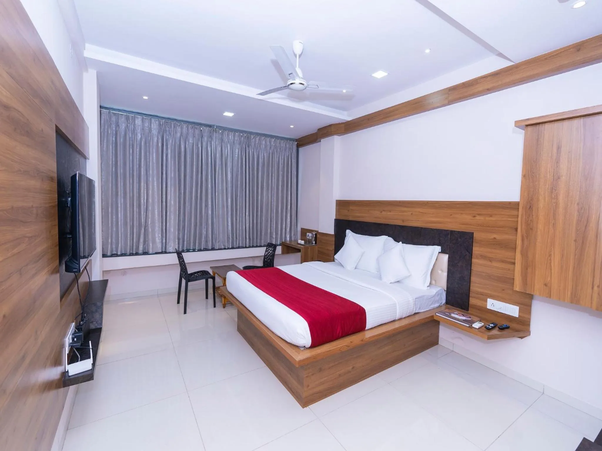 hair dresser, Bed in Hotel Chiranjeevi Kolhapur