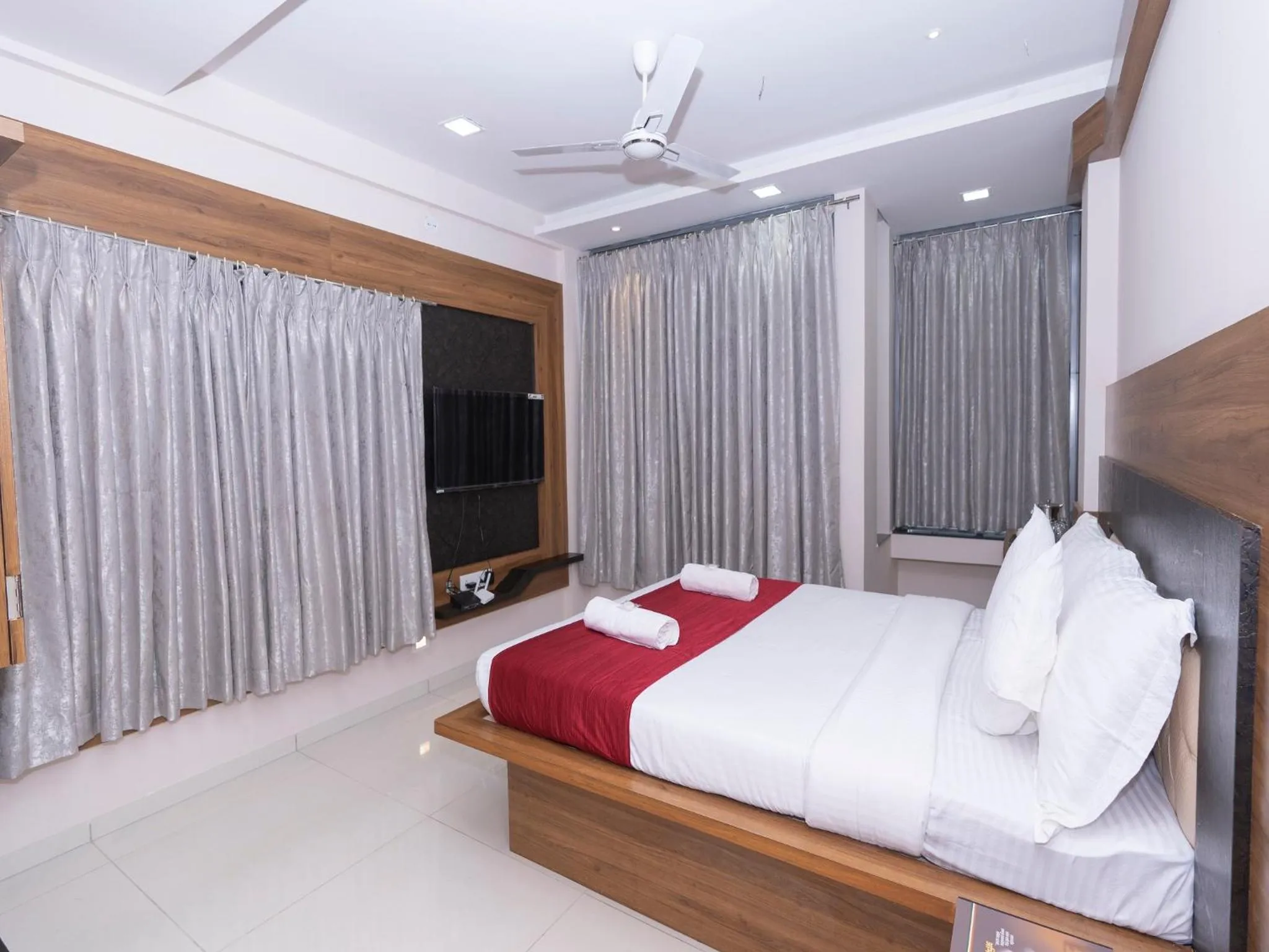 Photo of the whole room, Bed in Hotel Chiranjeevi Kolhapur