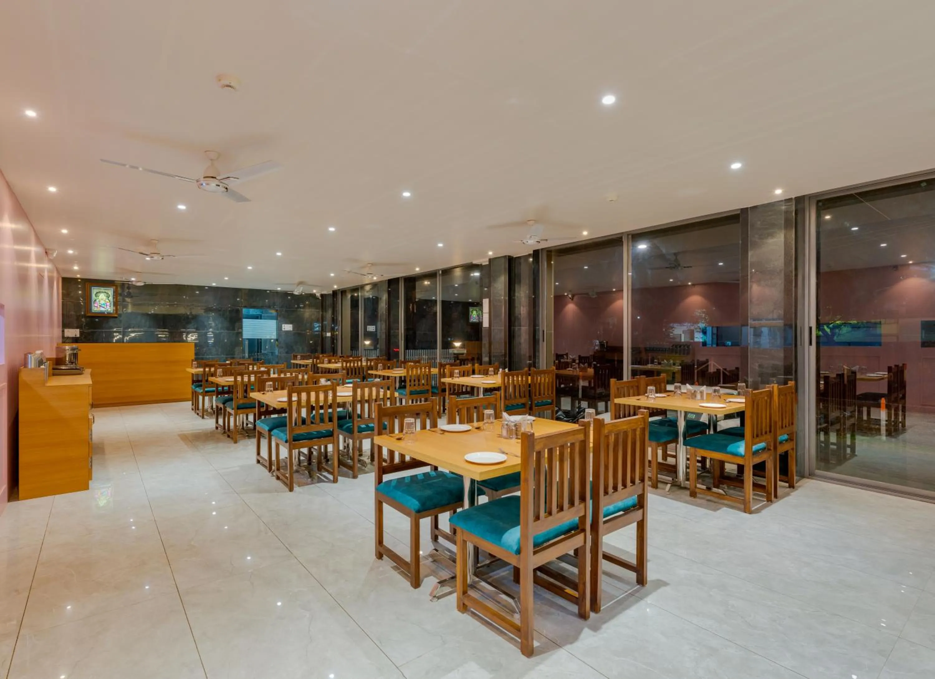 Restaurant/places to eat in Hotel Chiranjeevi Kolhapur