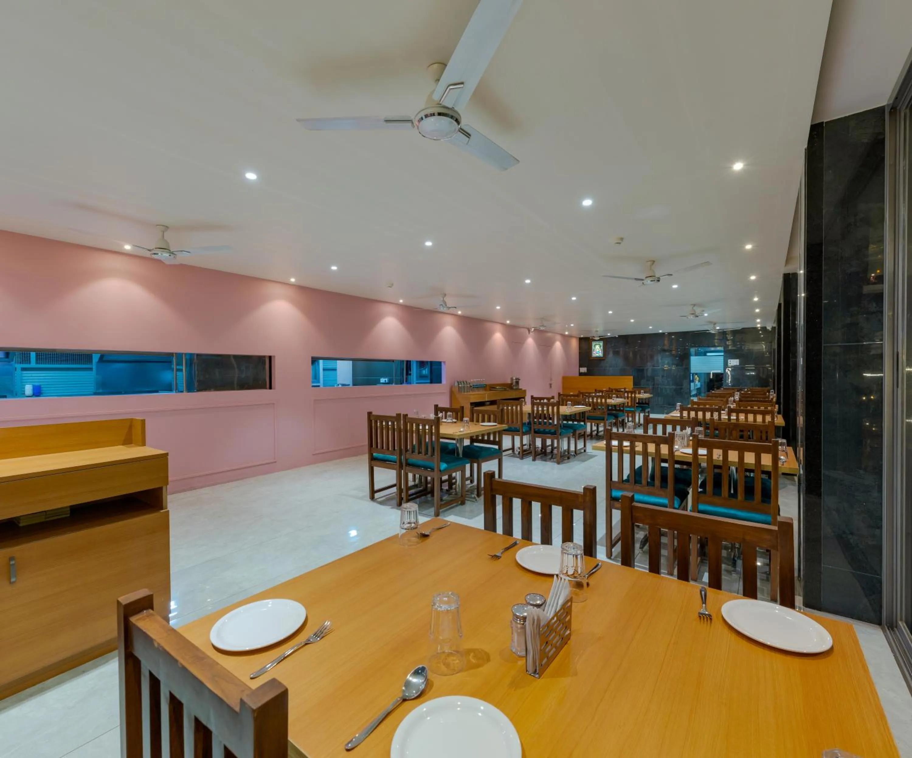 Restaurant/places to eat in Hotel Chiranjeevi Kolhapur
