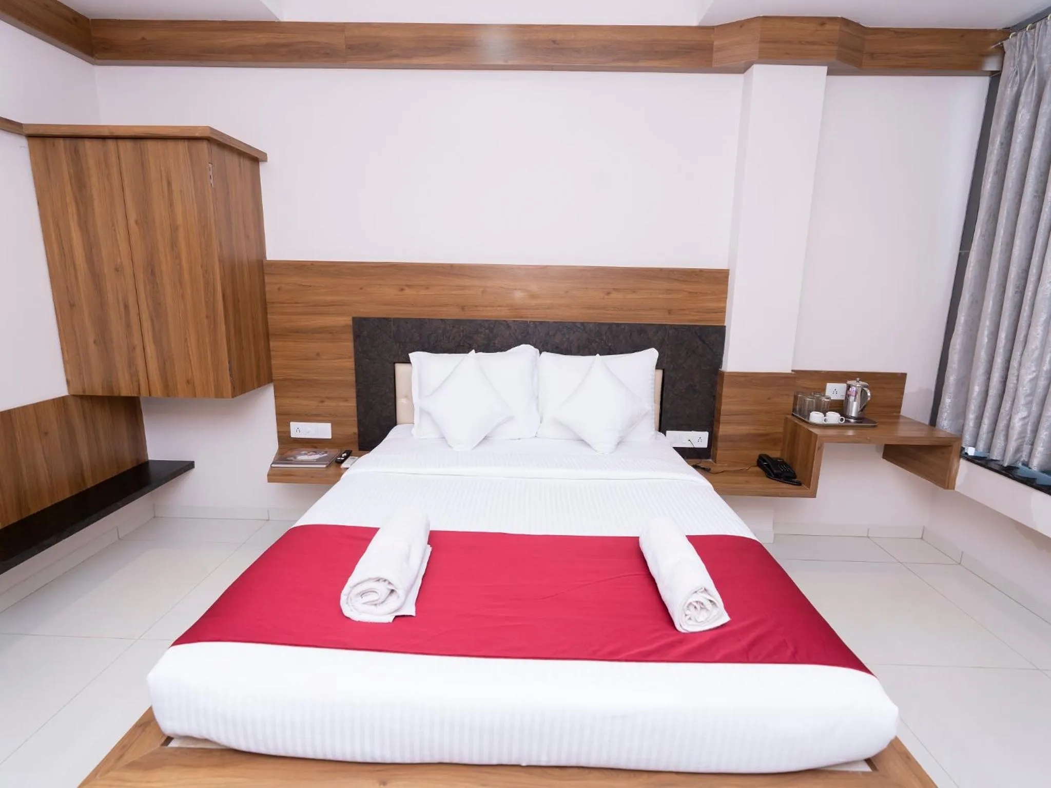 Bedroom, Bed in Hotel Chiranjeevi Kolhapur