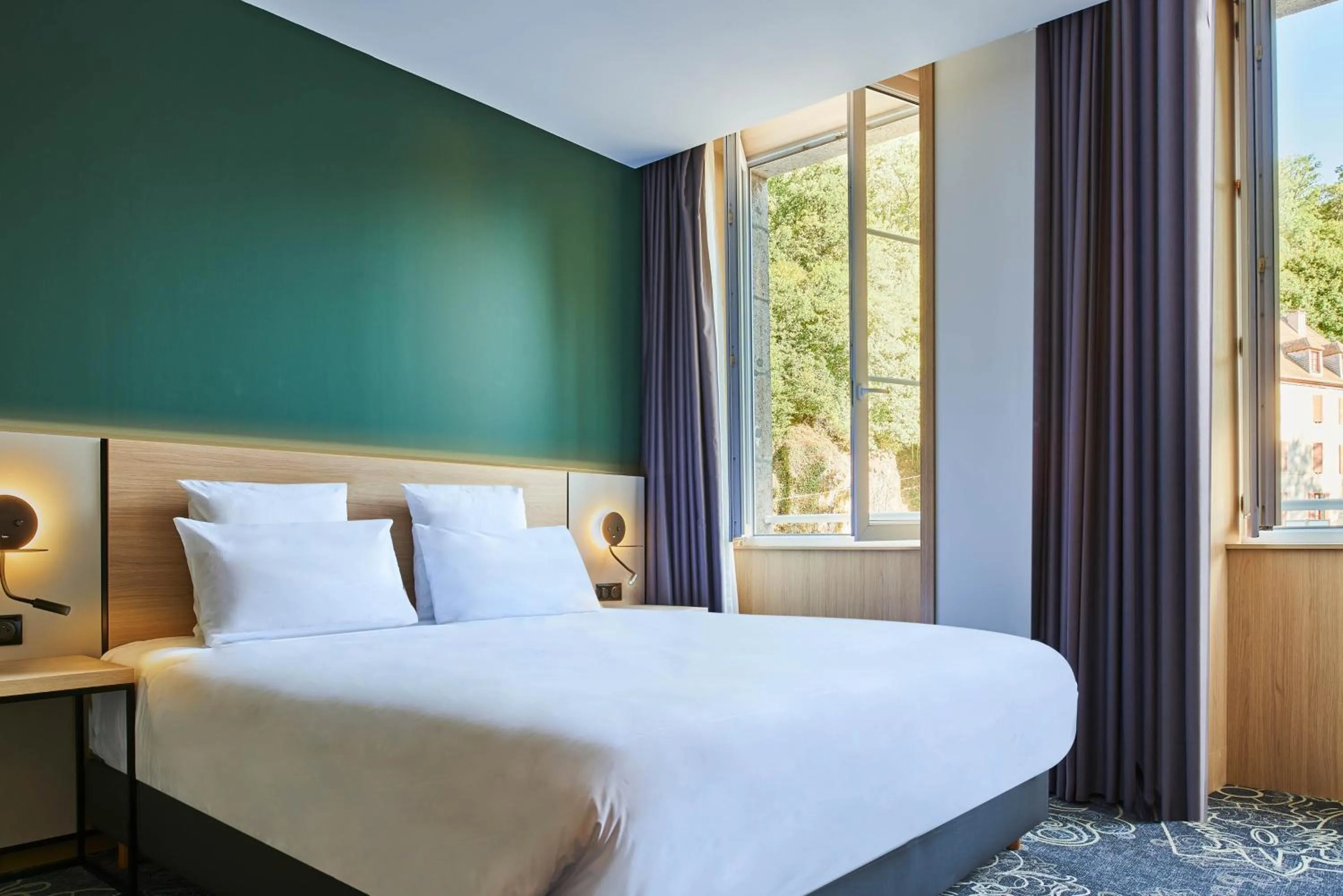 Bed in Le Grand Hôtel, The Originals Relais