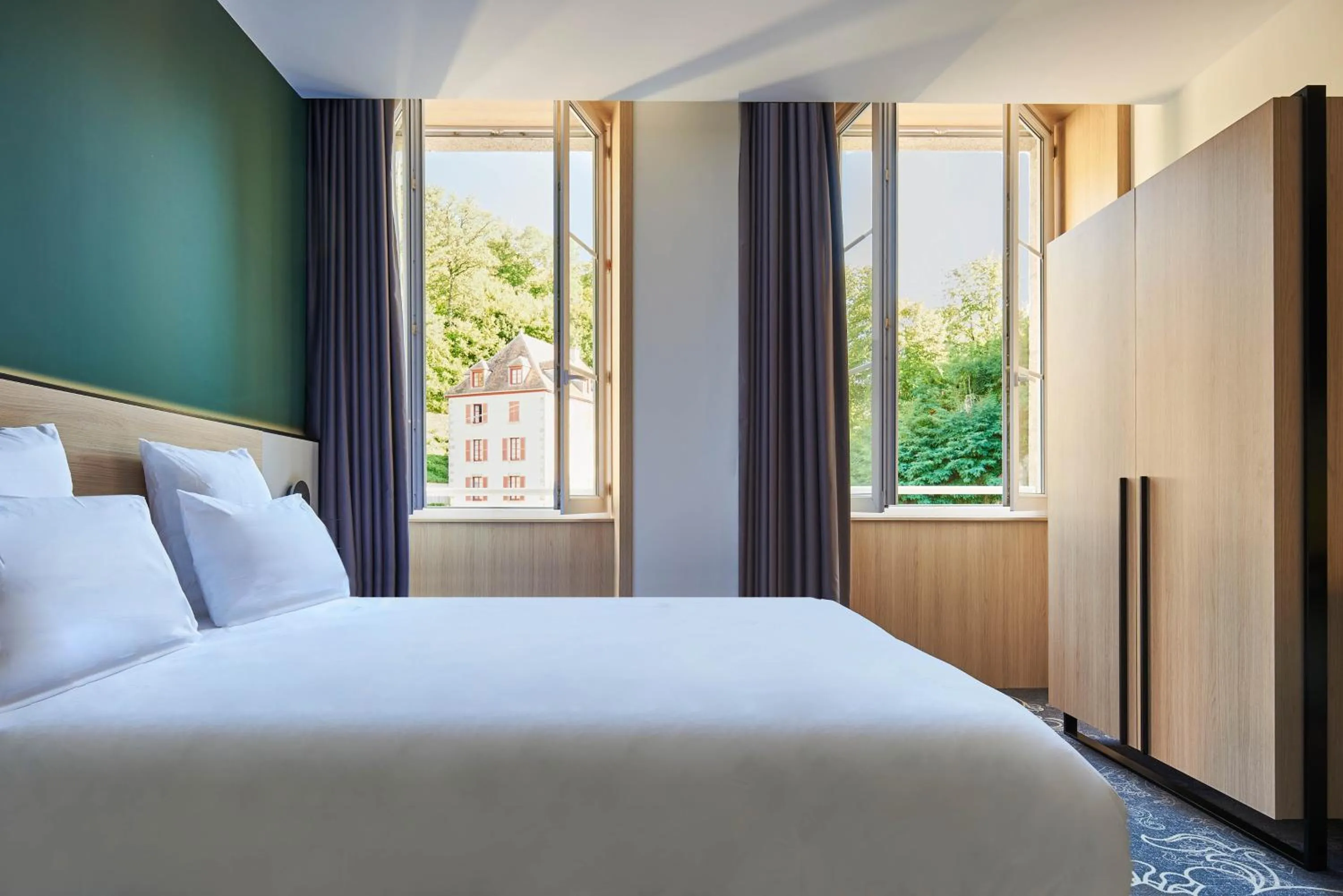 Bed in Le Grand Hôtel, The Originals Relais