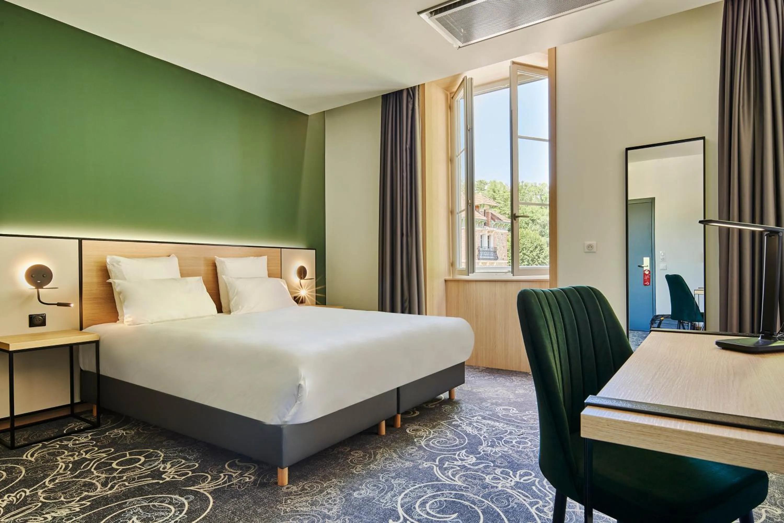 Bed in Le Grand Hôtel, The Originals Relais