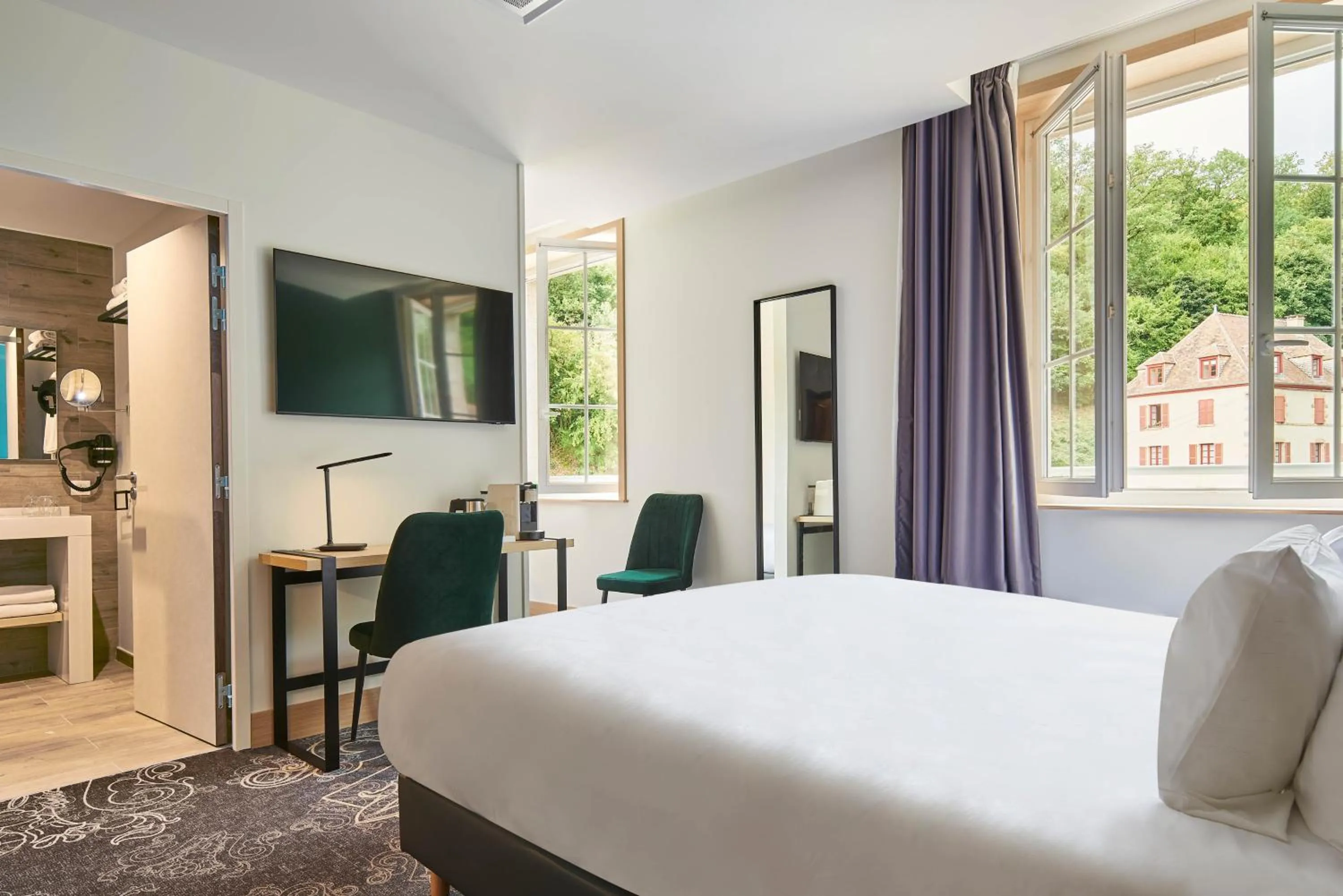 Bed in Le Grand Hôtel, The Originals Relais