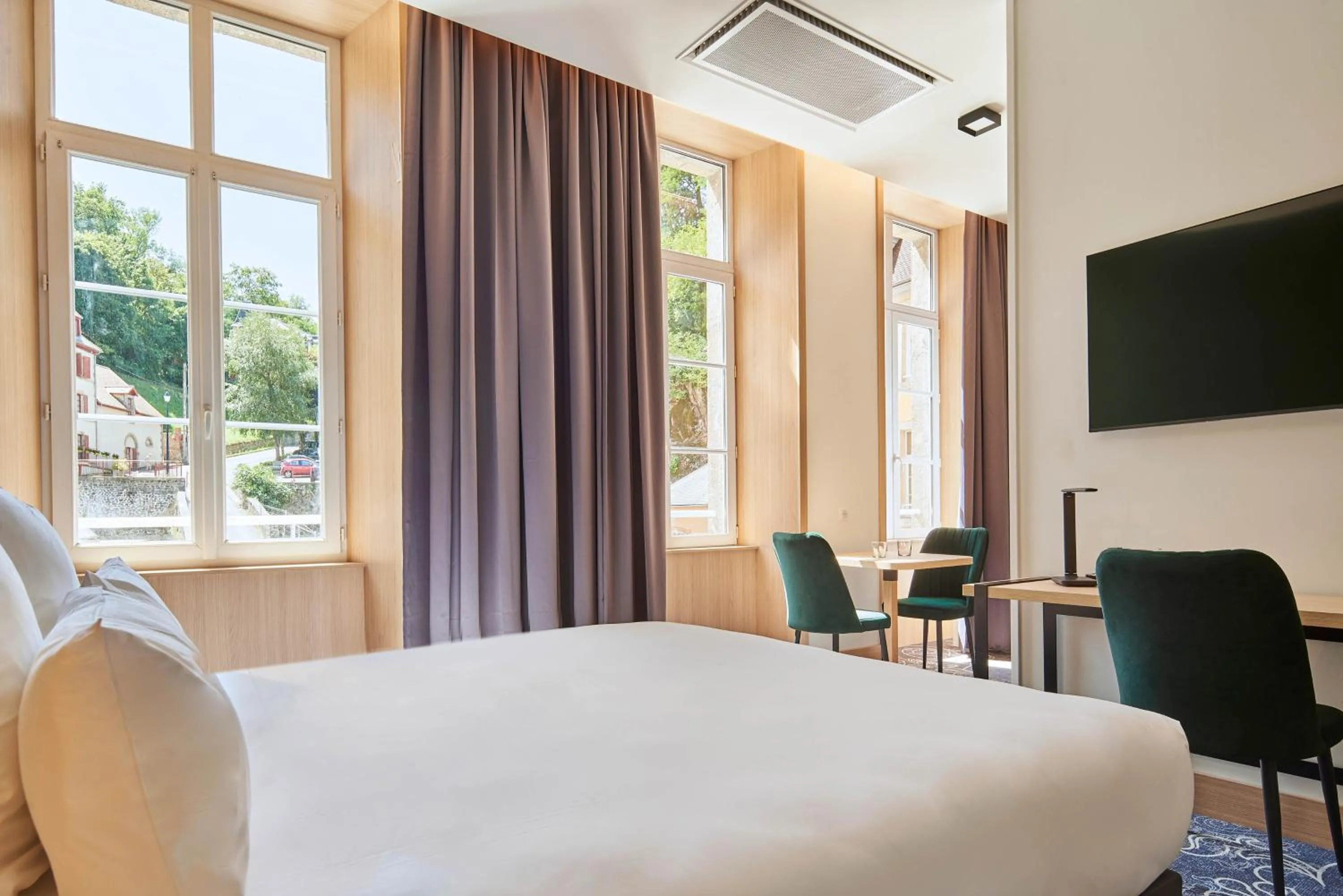 Bed in Le Grand Hôtel, The Originals Relais