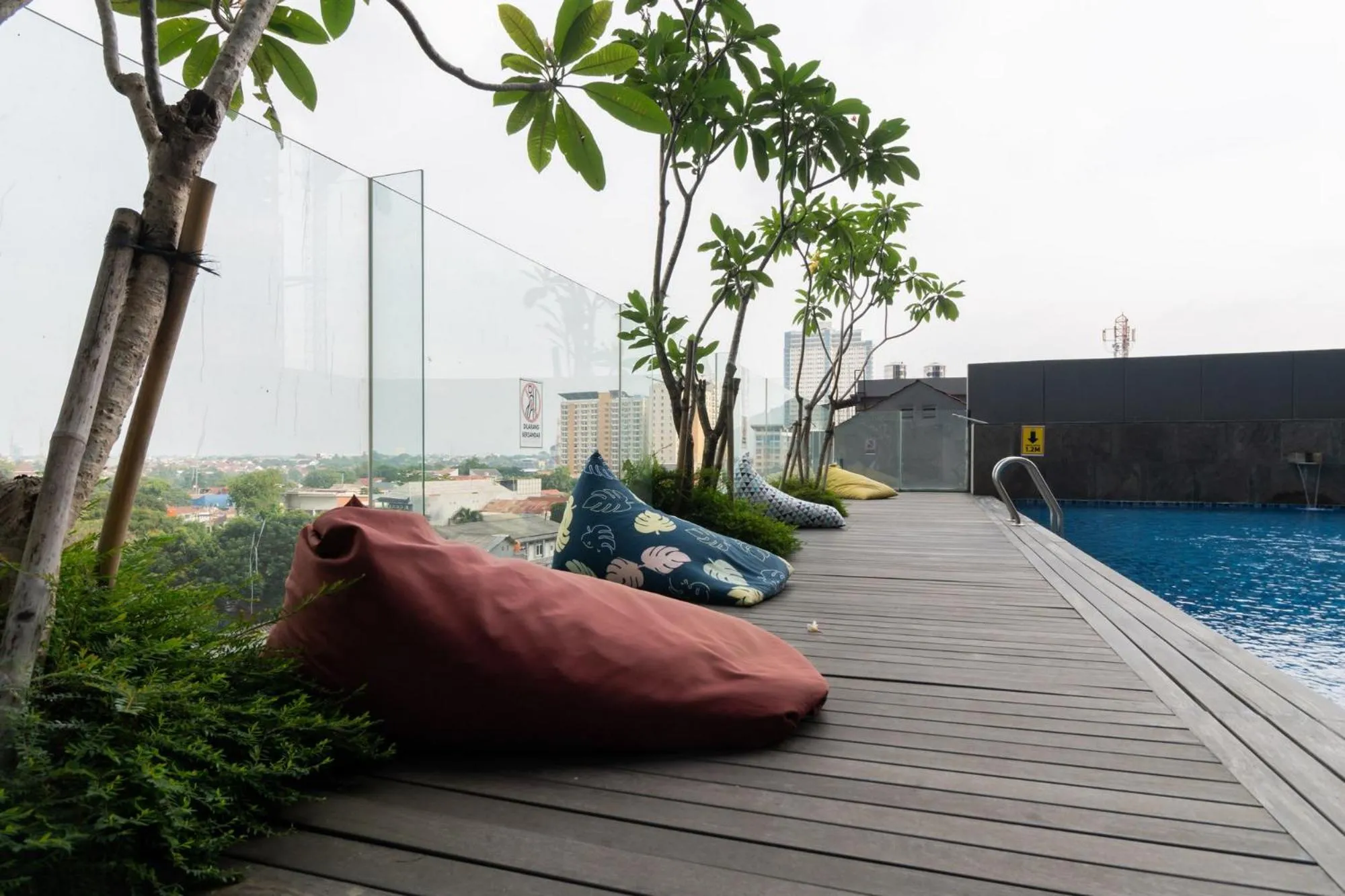 Swimming pool in RedLiving Apartemen Evenciio - Ens Room