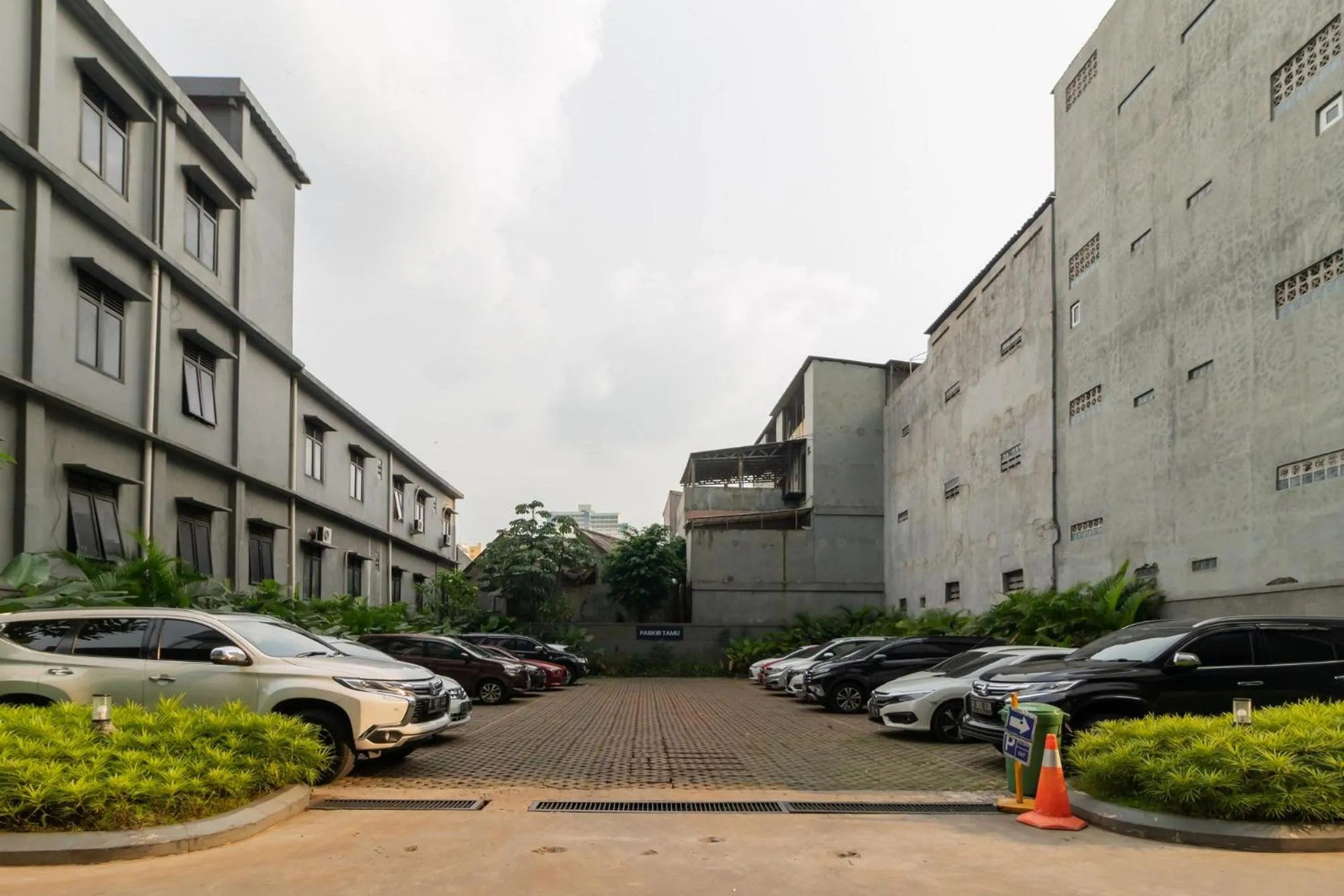 Parking in RedLiving Apartemen Evenciio - Ens Room