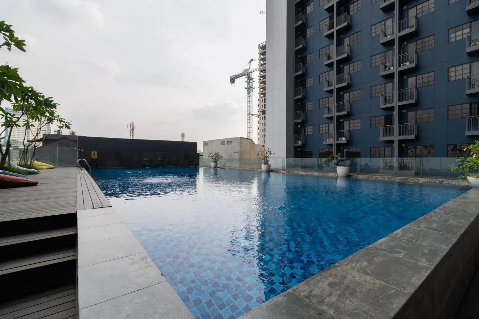 Swimming pool in RedLiving Apartemen Evenciio - Ens Room