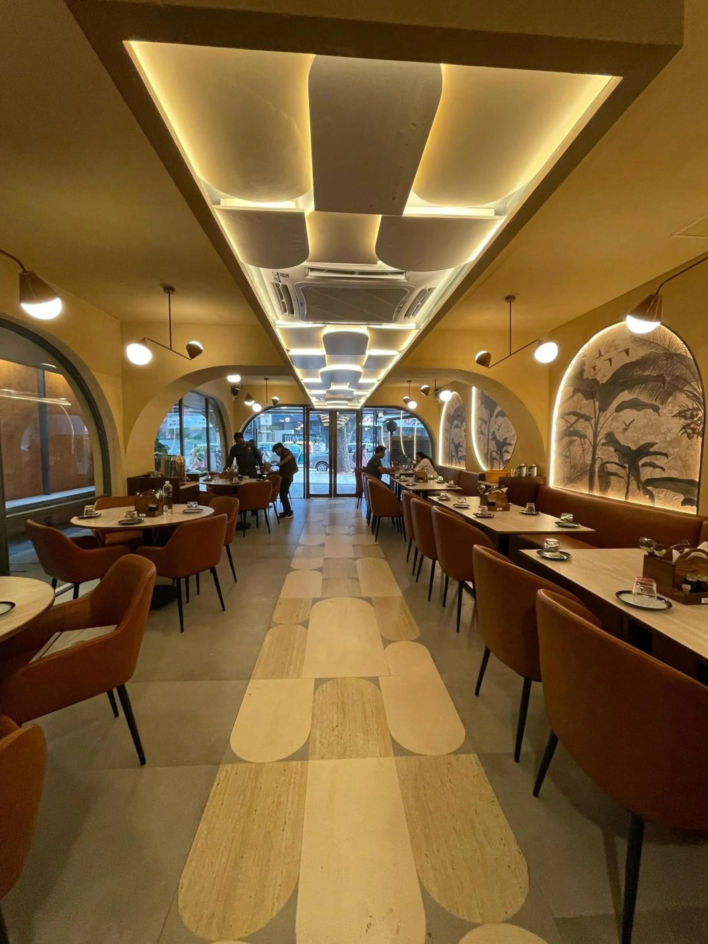 Restaurant/places to eat in Hotel Le Grandeur