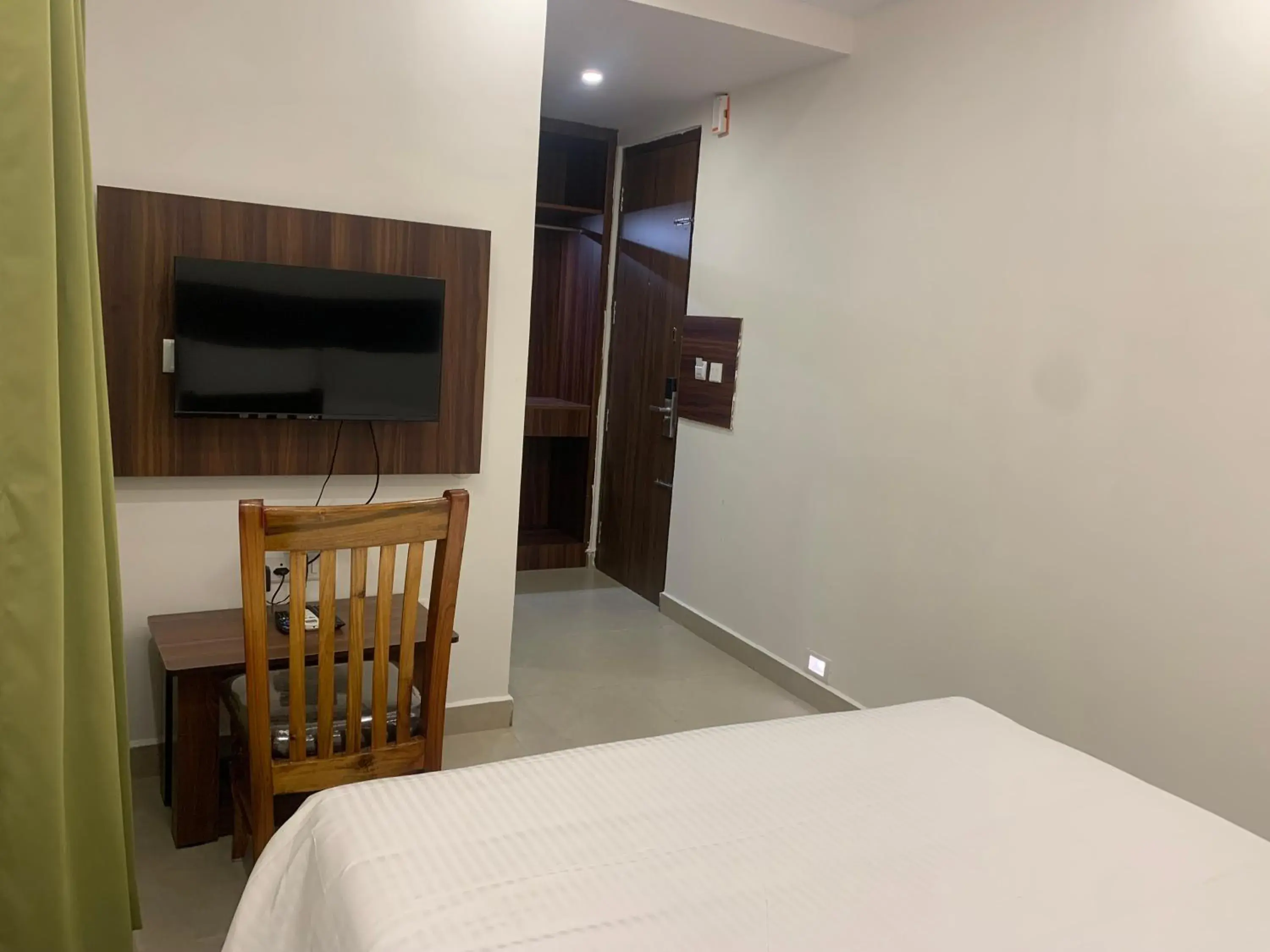 Standard - single occupancy in Hotel Le Grandeur Standard - single occupancy in Hotel Le Grandeur