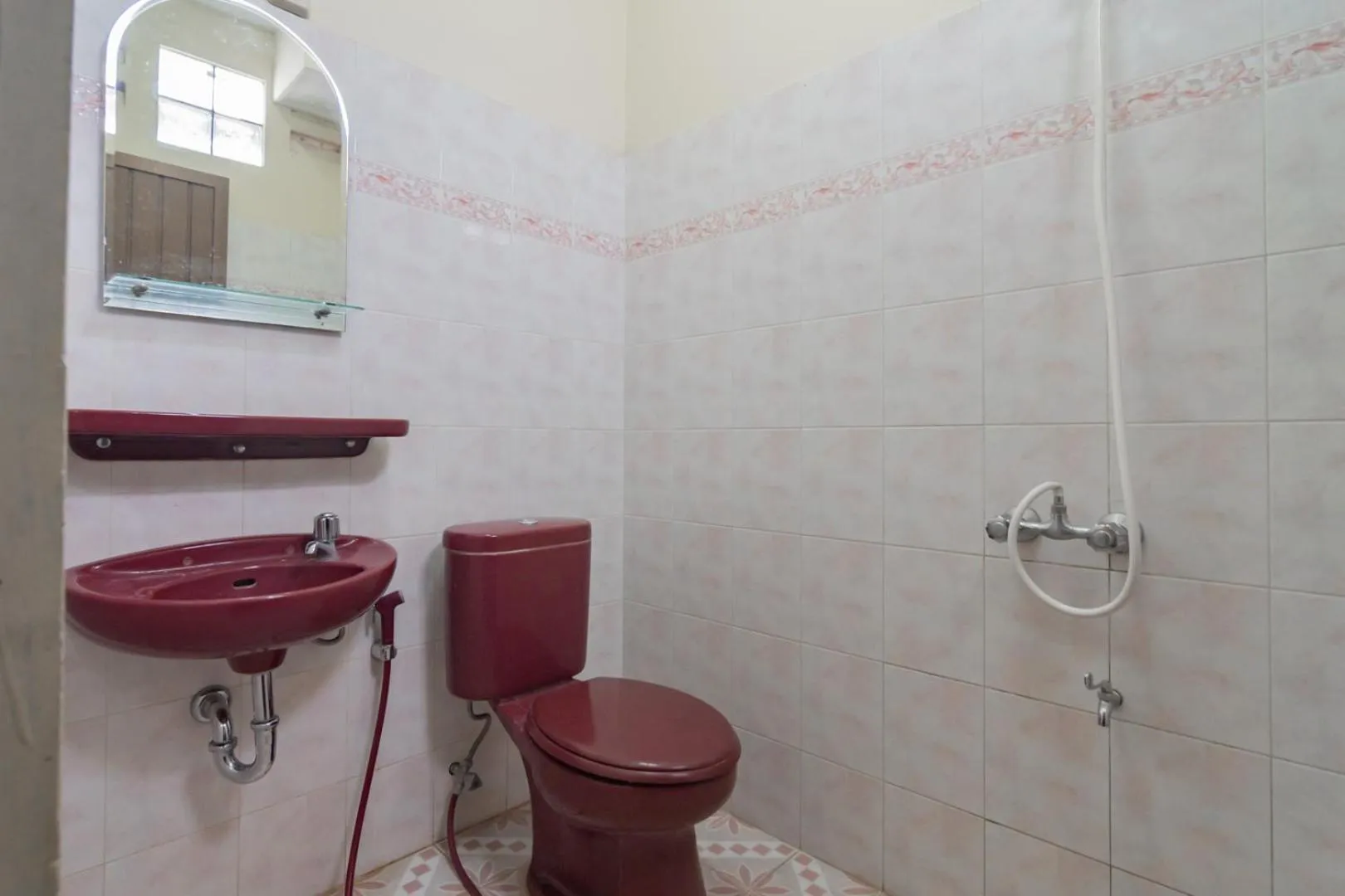 Bathroom in RedDoorz @ Achino Hotel Bandung