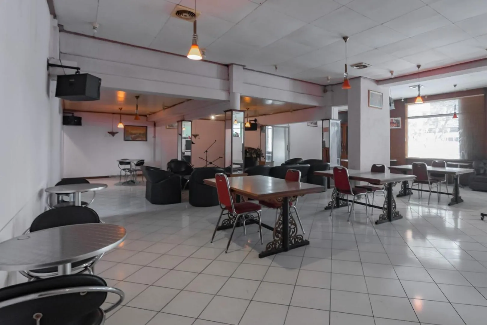 Seating area in RedDoorz @ Achino Hotel Bandung