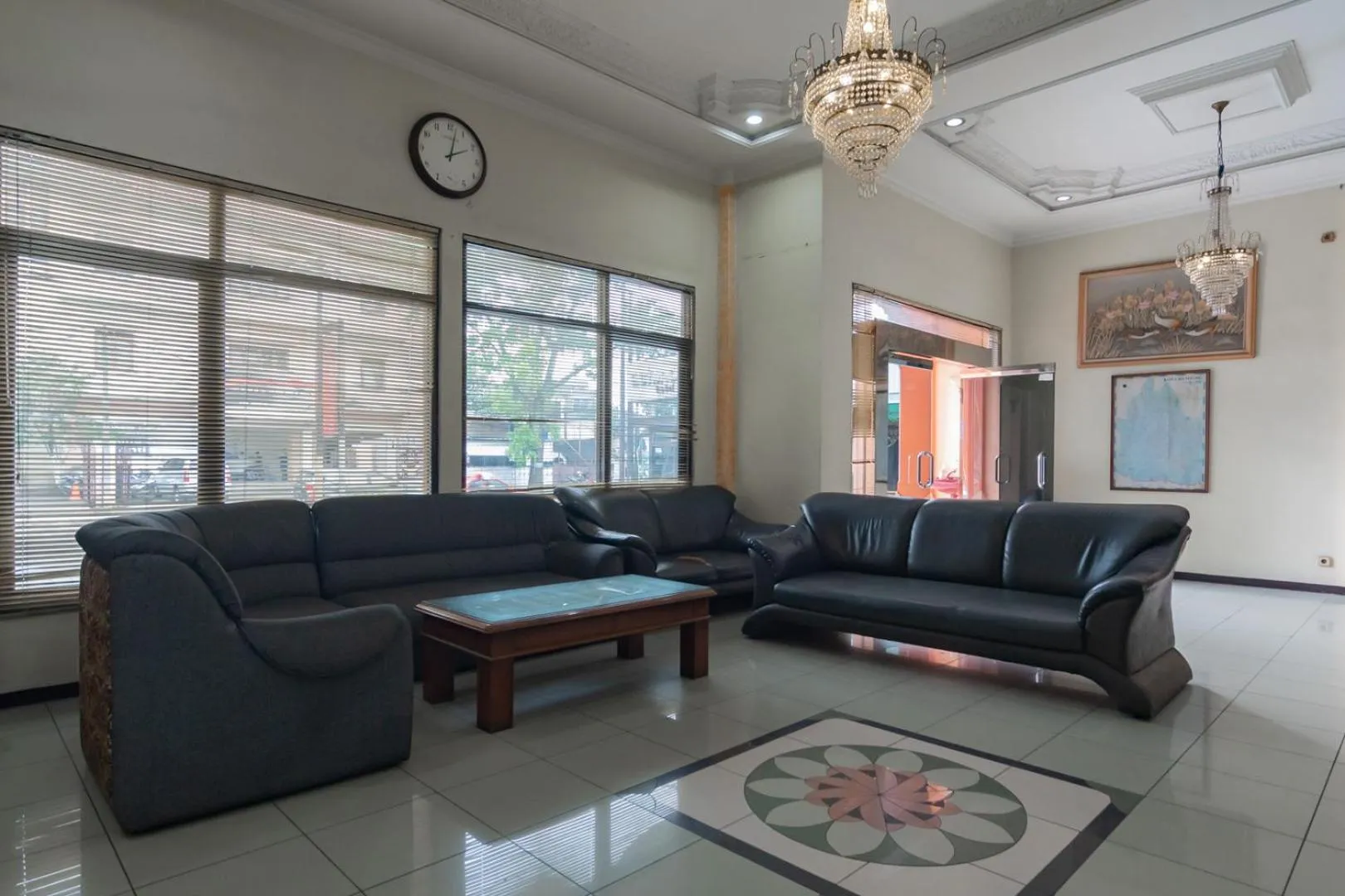 Seating area in RedDoorz @ Achino Hotel Bandung